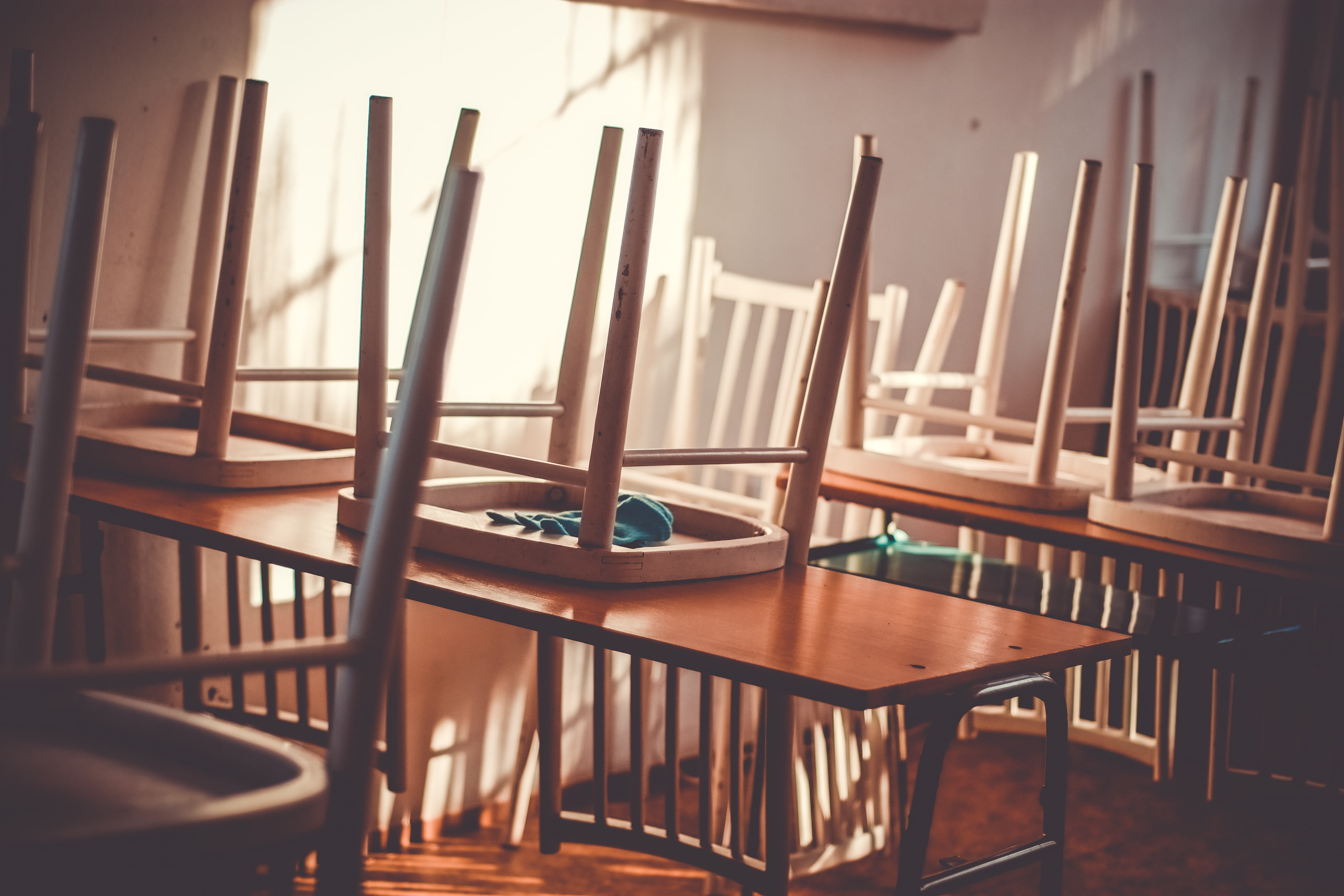 ending, school, architecture, classroom, break, flooring, education, 4K, table, class, empty, brown, tables, chair, wood - material, primary, holiday, HD Wallpaper