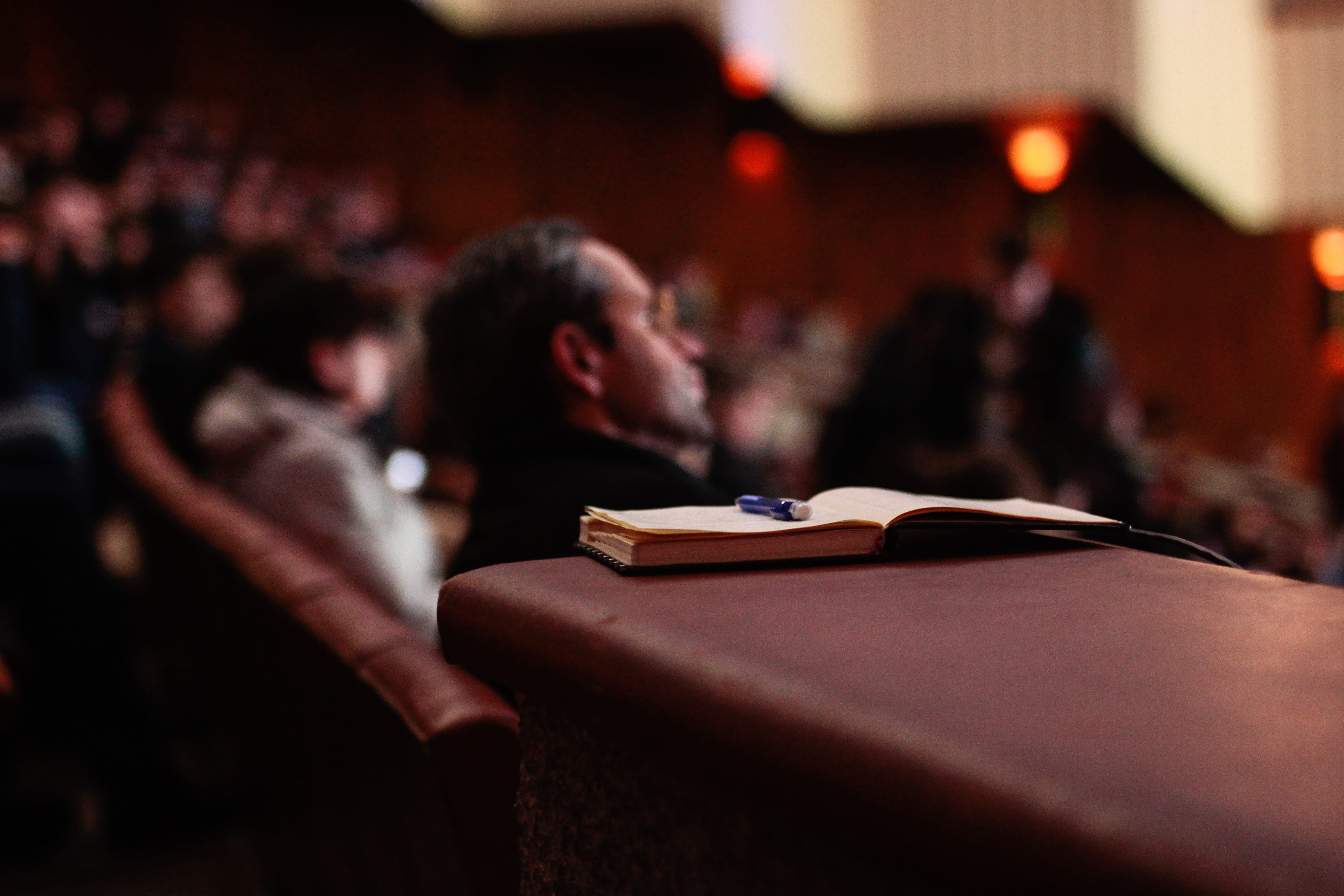 auditorium, lecture Hall, pen, journal, education, incidental people, crowd, group Of People, indoor, arts culture and entertainment, audience, photography, HD Wallpaper