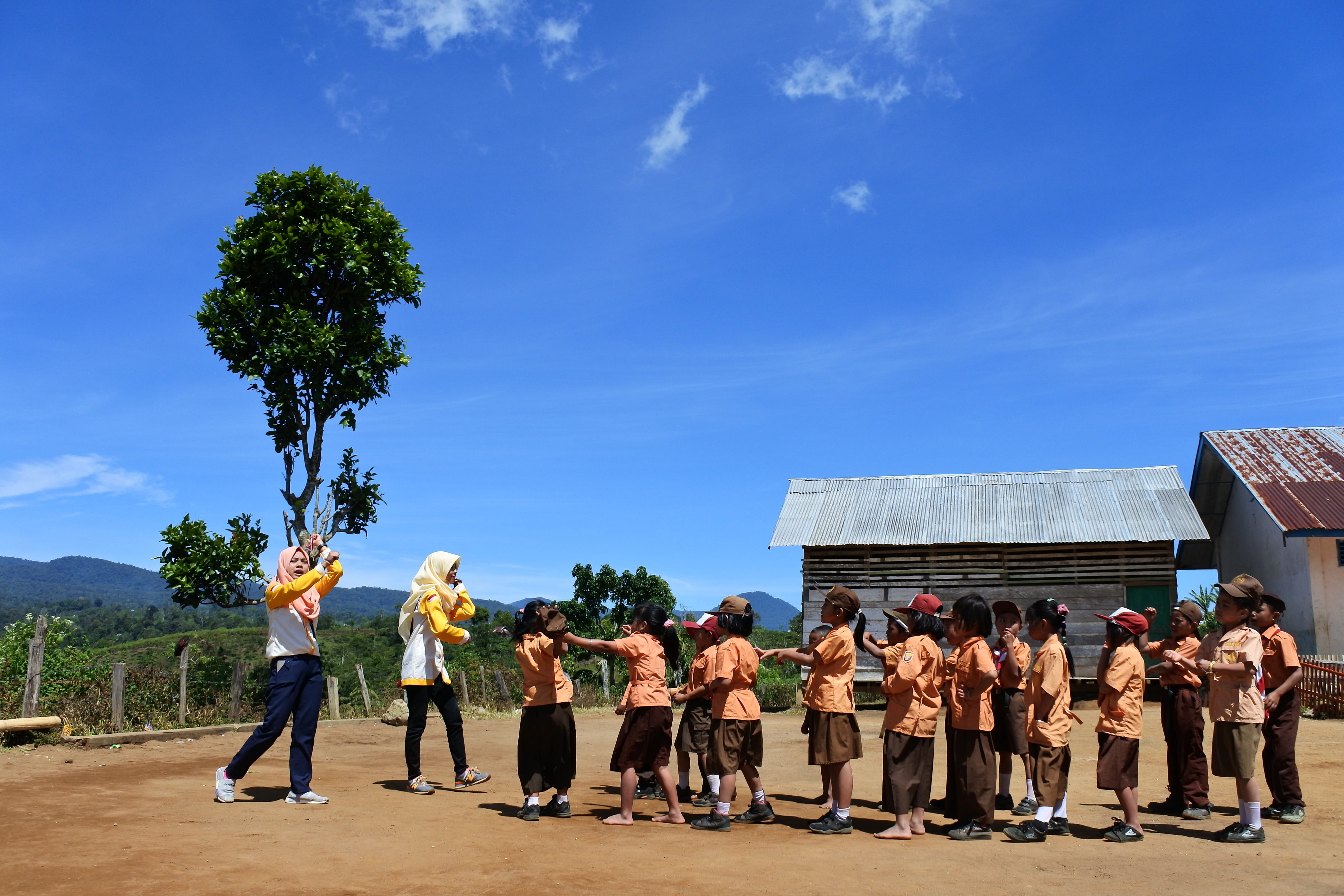 learn, building exterior, teacher, homework, standing, study, day, little, school, many, classroom, semende, lesson, nature, women, preschooler, together, HD Wallpaper
