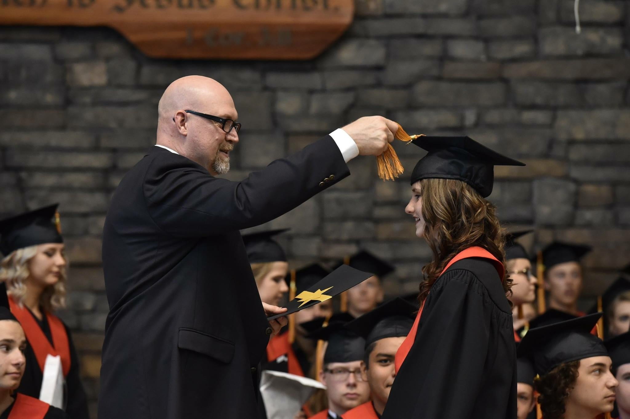 education, clothing, standing, diploma, ceremony, crowd, woman, adult, 1080P, young adult, celebration, achievement, women, event, group of people, males, HD Wallpaper