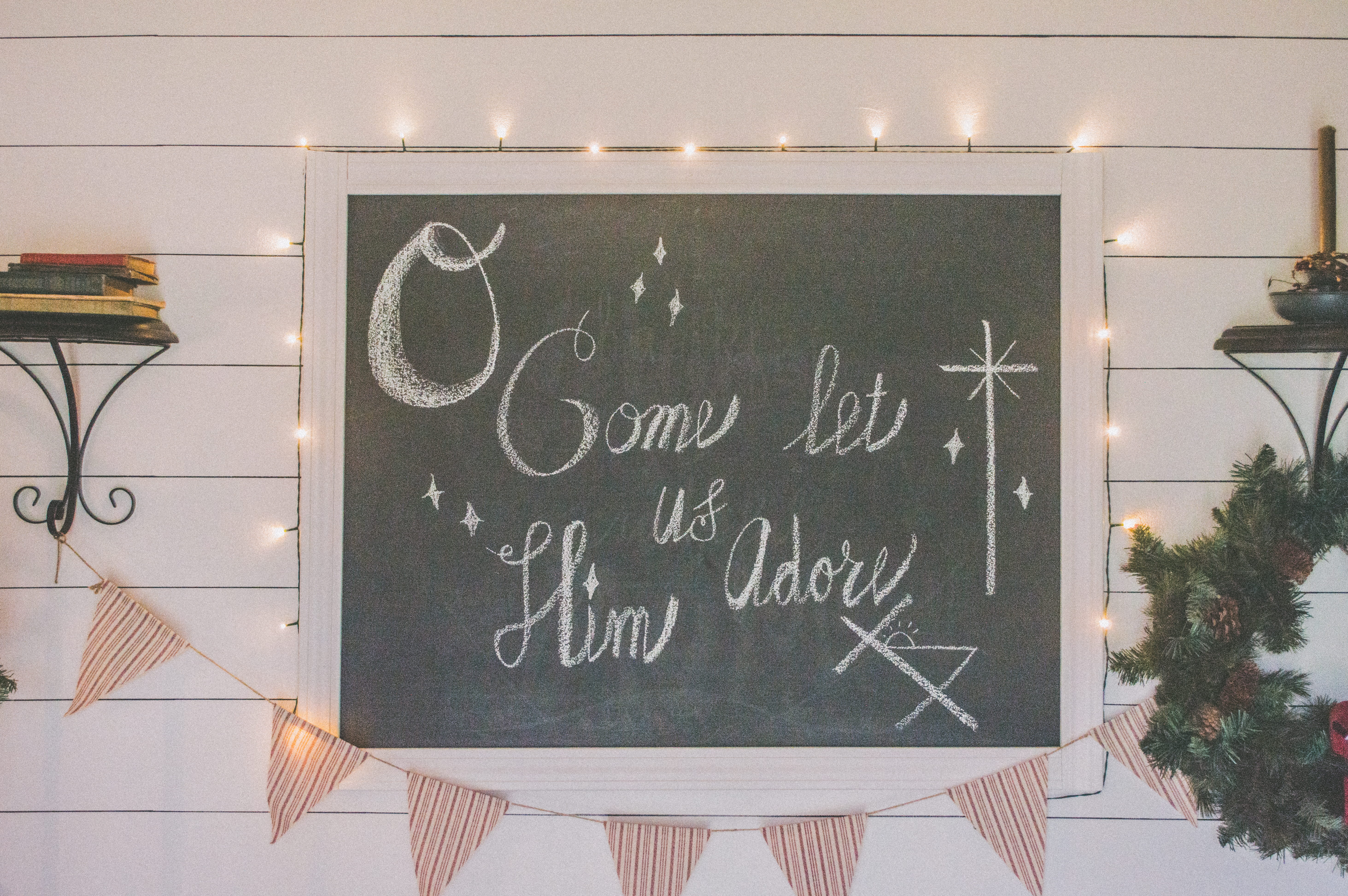 communication, day, wooden, wall, illuminated, banderitas, christmas, close-up, blackboard, books, interior design, emotion, decor, wreath, white color, HD Wallpaper