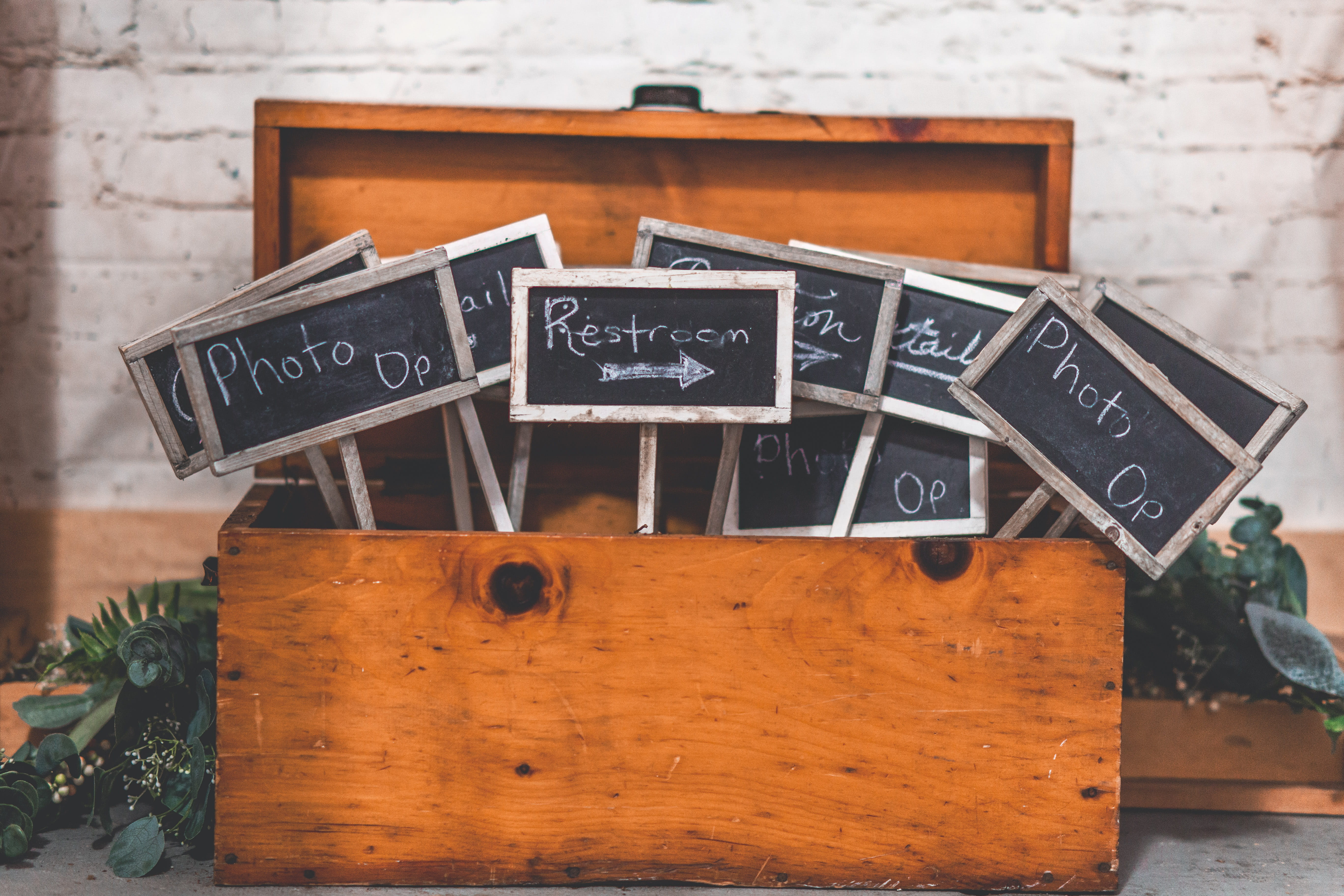 wood, sign, chest, focus, communication, number, non-western script, close-up, chalkboard, information, signages, indoors, colors, label, blackboard, focus on foreground, HD Wallpaper