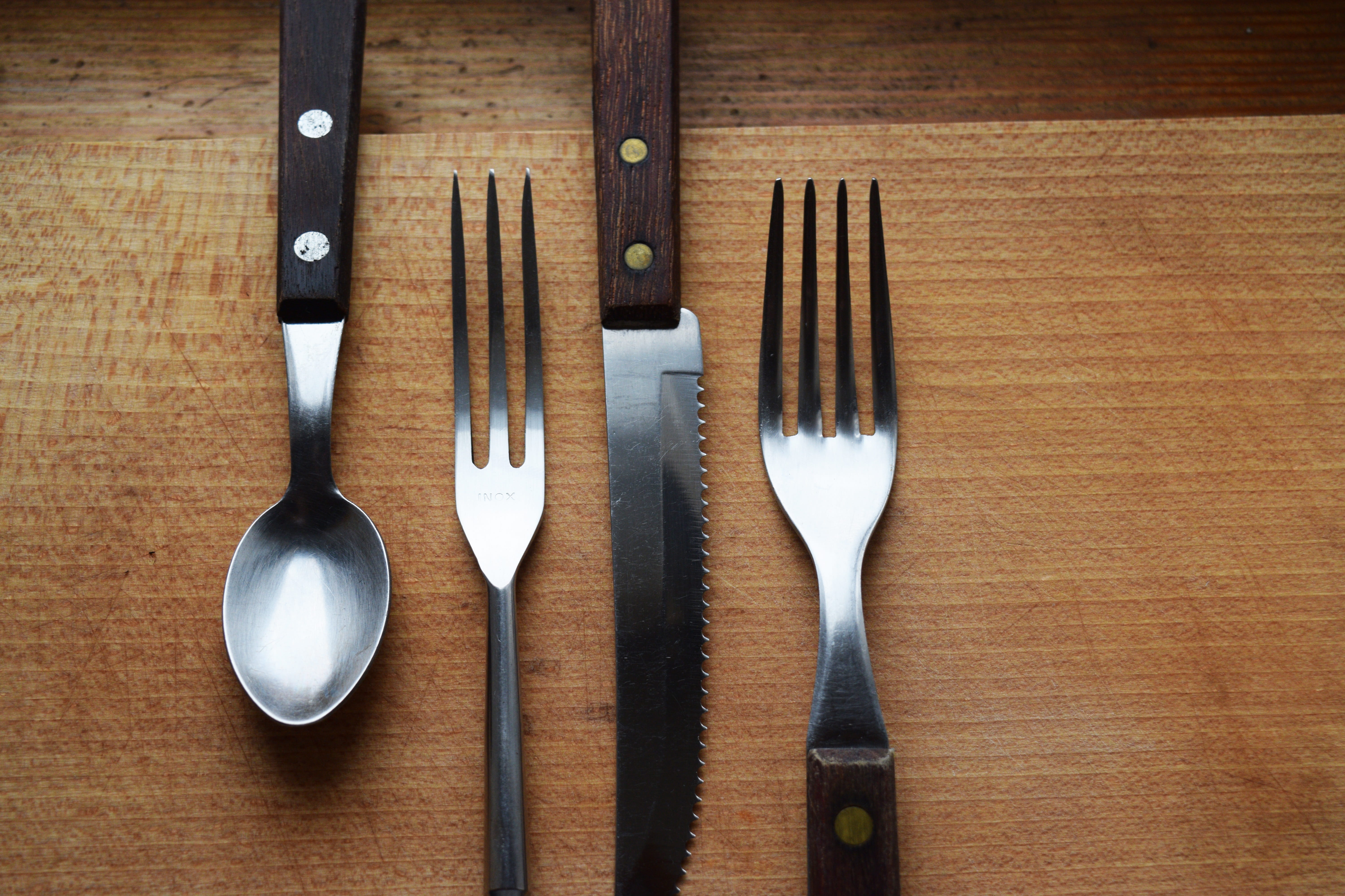 food, metal, restaurant, utensils, variation, order, table knife, lunch, brown, dinner, lay, work tool, tools, cafe, meal, utensil, arrangement, indoors, HD Wallpaper