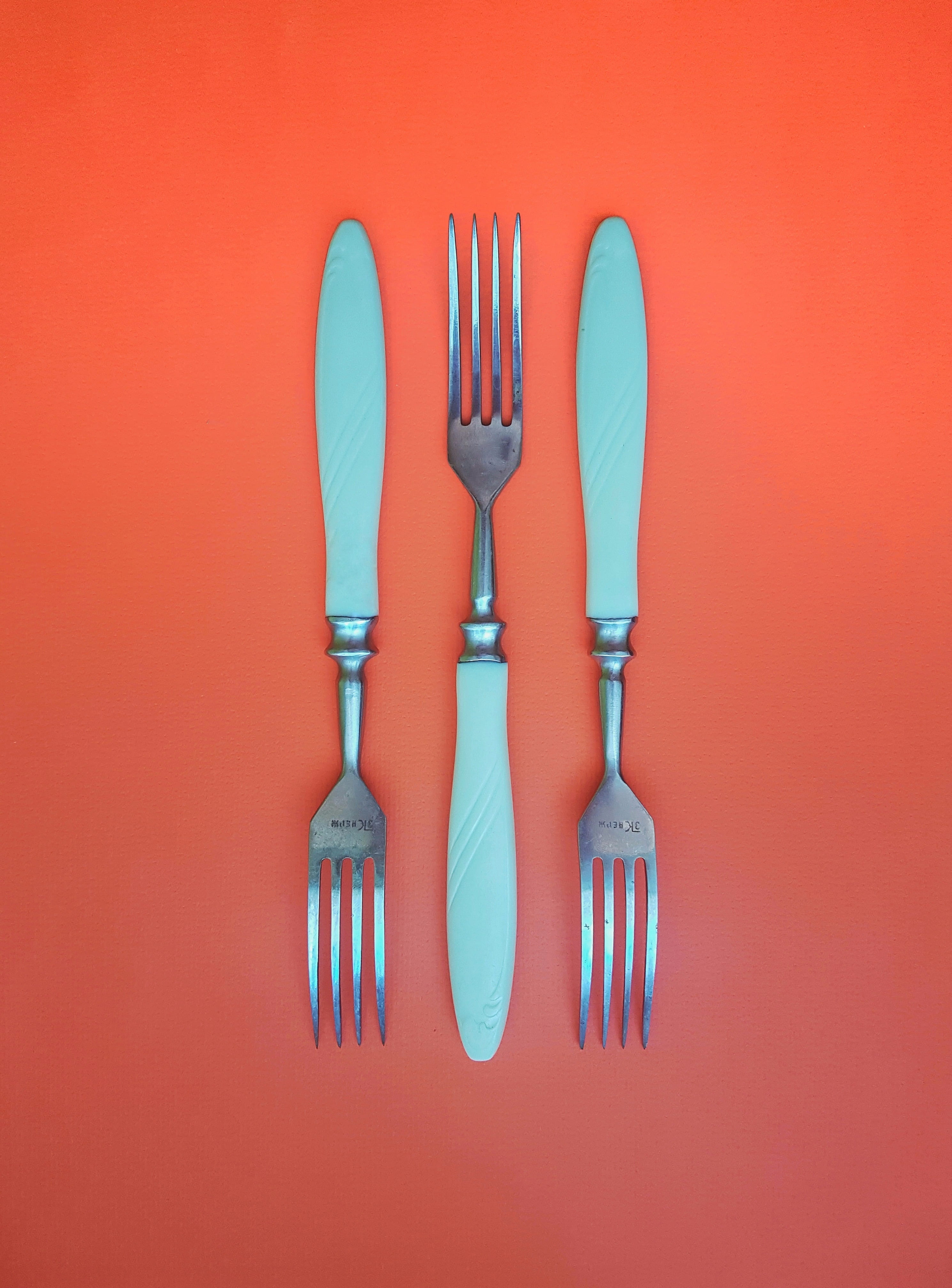 still life, silver, napkin, no people, indoors, plate, cutlery, in a row, arrangement, equipment, kitchen, background, brown, simplicity, white, glass, Phone HD Wallpaper