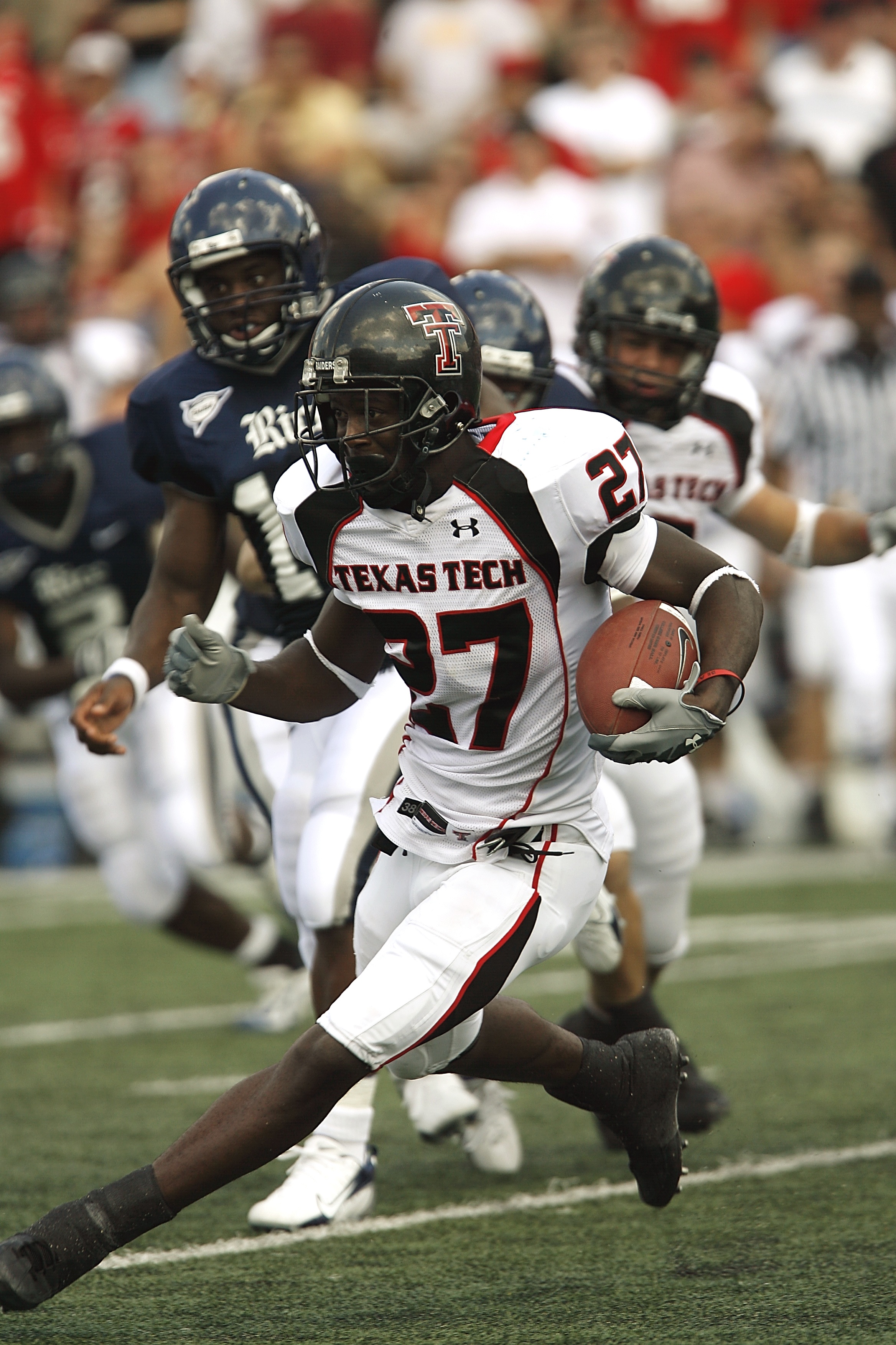 male, running, focus on foreground, action, american, halfback, american football player, 2K, american football - ball, sports helmet, competitor, running back, Phone HD Wallpaper