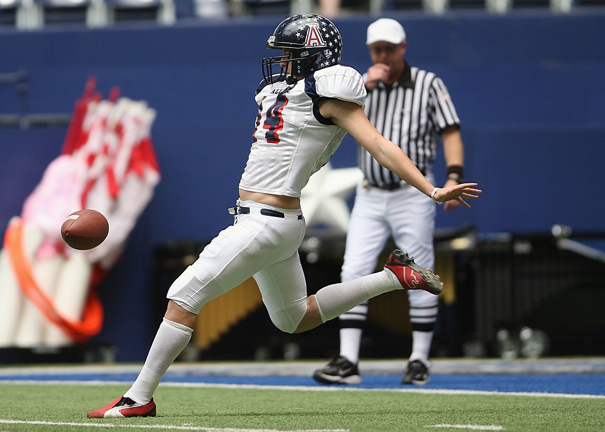 american football - ball, sport, success, uniform, player, stadium, referee, full length, focus, coach, competition, american football player, kicking, HD Wallpaper