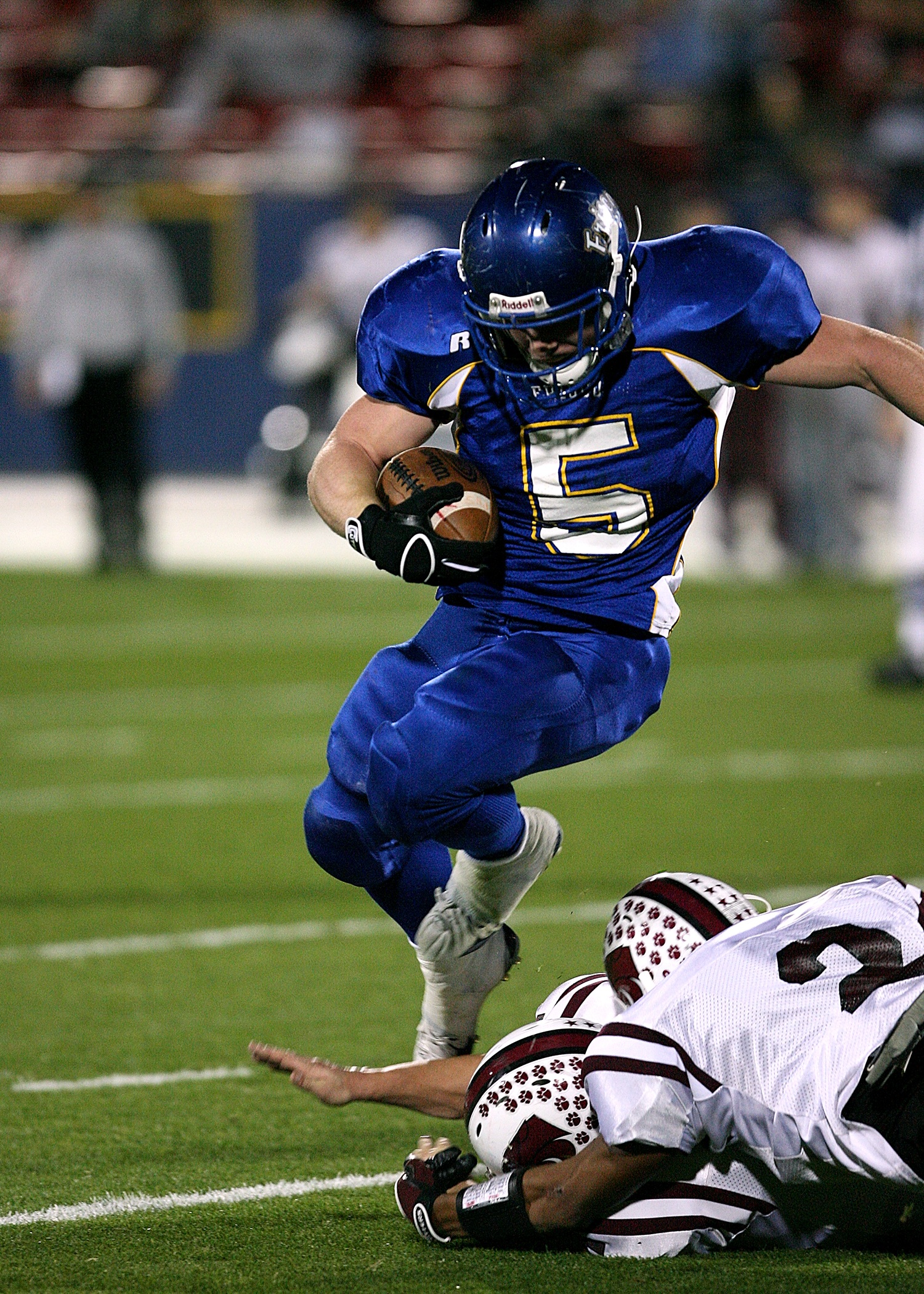 tacklers, offense, headwear, high school, playing, outdoors, gridiron, running back, sports uniform, young, competition, athletic, american football player, Phone HD Wallpaper