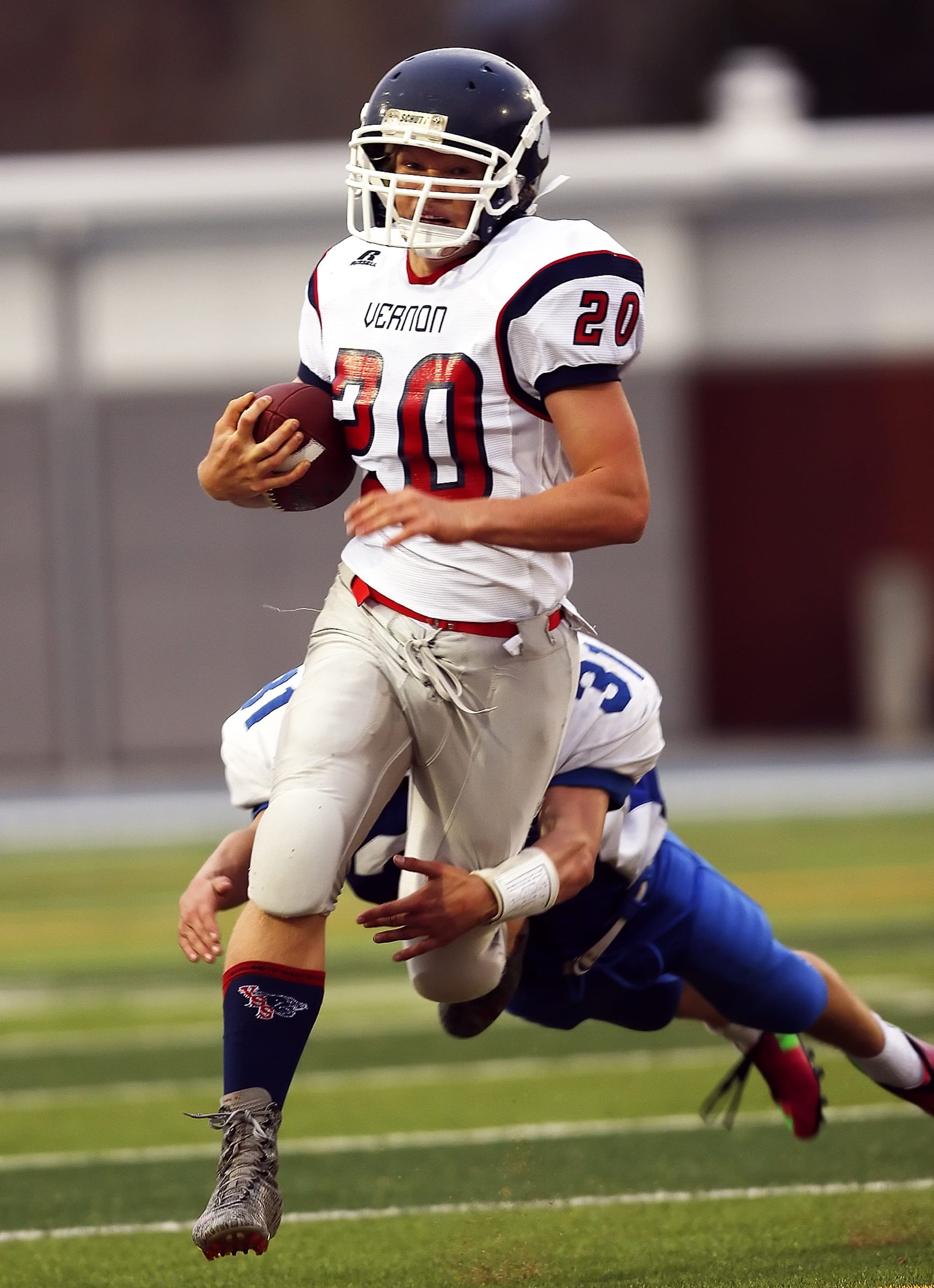 sportsman, young adult, holding, teenager, clothing, dragging, sport, field, man, athlete, quarterback, men, sports helmet, american football player, sports equipment, Phone HD Wallpaper