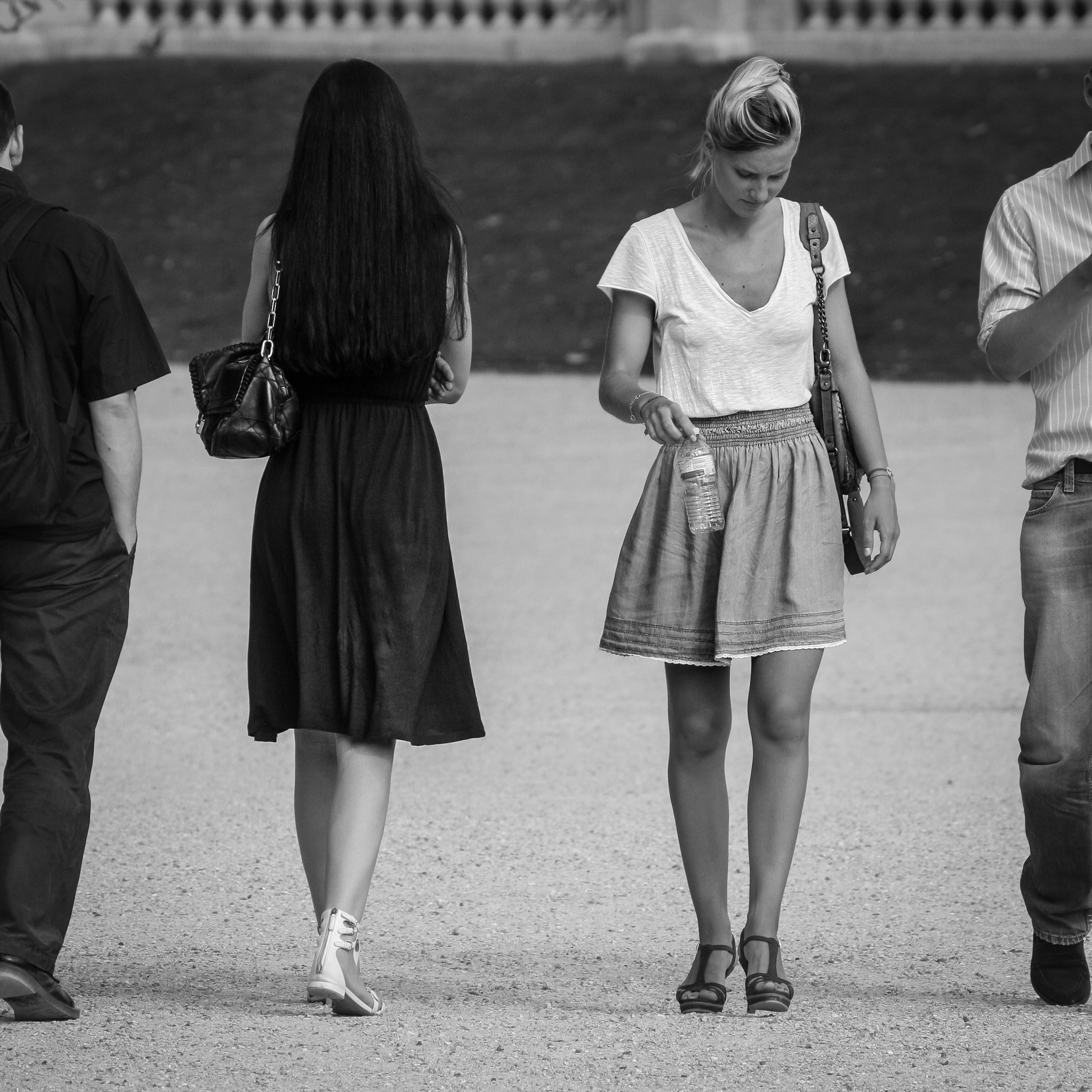 walking, child, sister, black And White, paris, men, rear view, childhood, 1080P, full length, two, photography, leisure activity, jardin du luxembourg, Phone HD Wallpaper