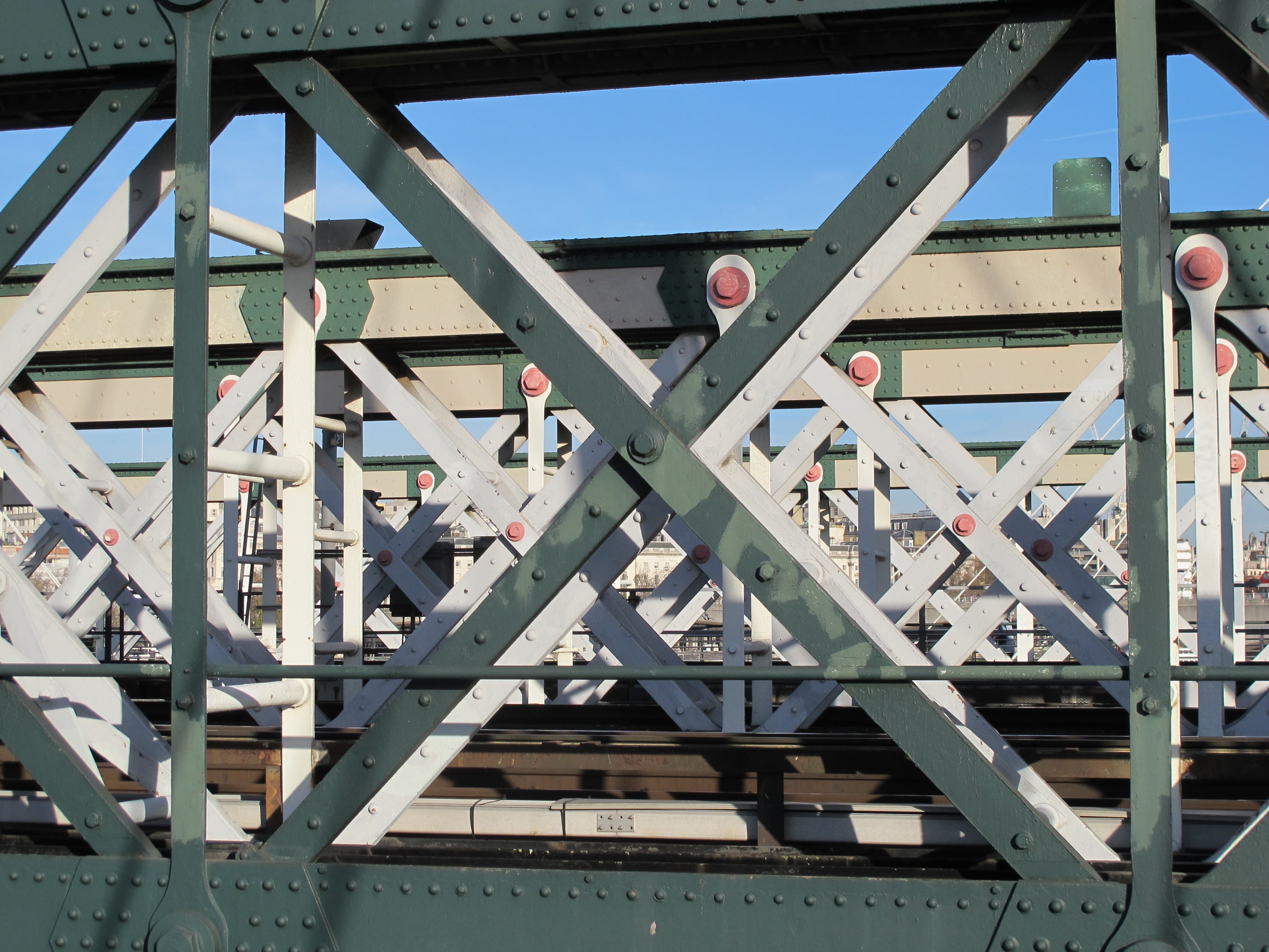 rods, 2K, old, rusted, sunlight, stainless, steel structure, industry, iron construction, low angle view, girder, outdoors, construction, building exterior, HD Wallpaper