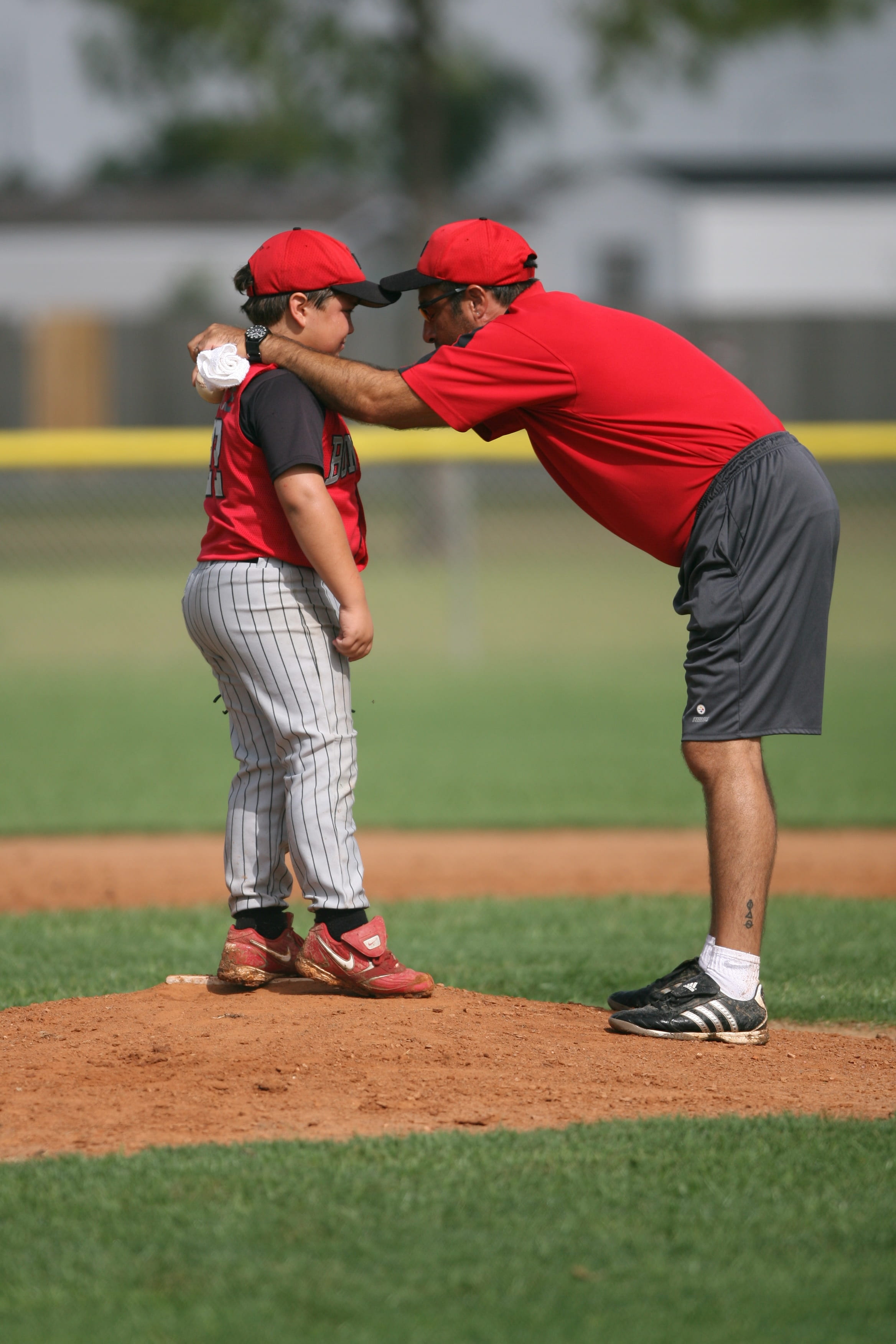 standing, sport, field, lifestyles, photo, baseball coach, little league, counseling, real people, outdoors, game, baseball cap, males, pitcher, children, Phone HD Wallpaper