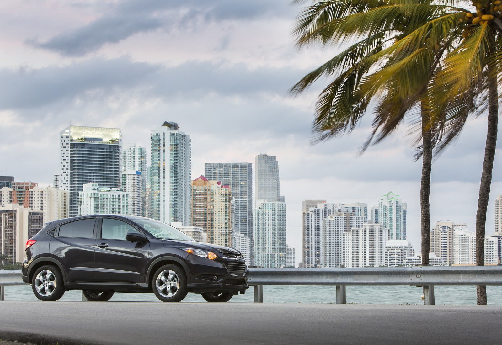 honda, city, skyscraper, office building exterior, building exterior, 720P, tall - high, cloud - sky, built structure, palm tree, (2016), transportation, HD Wallpaper