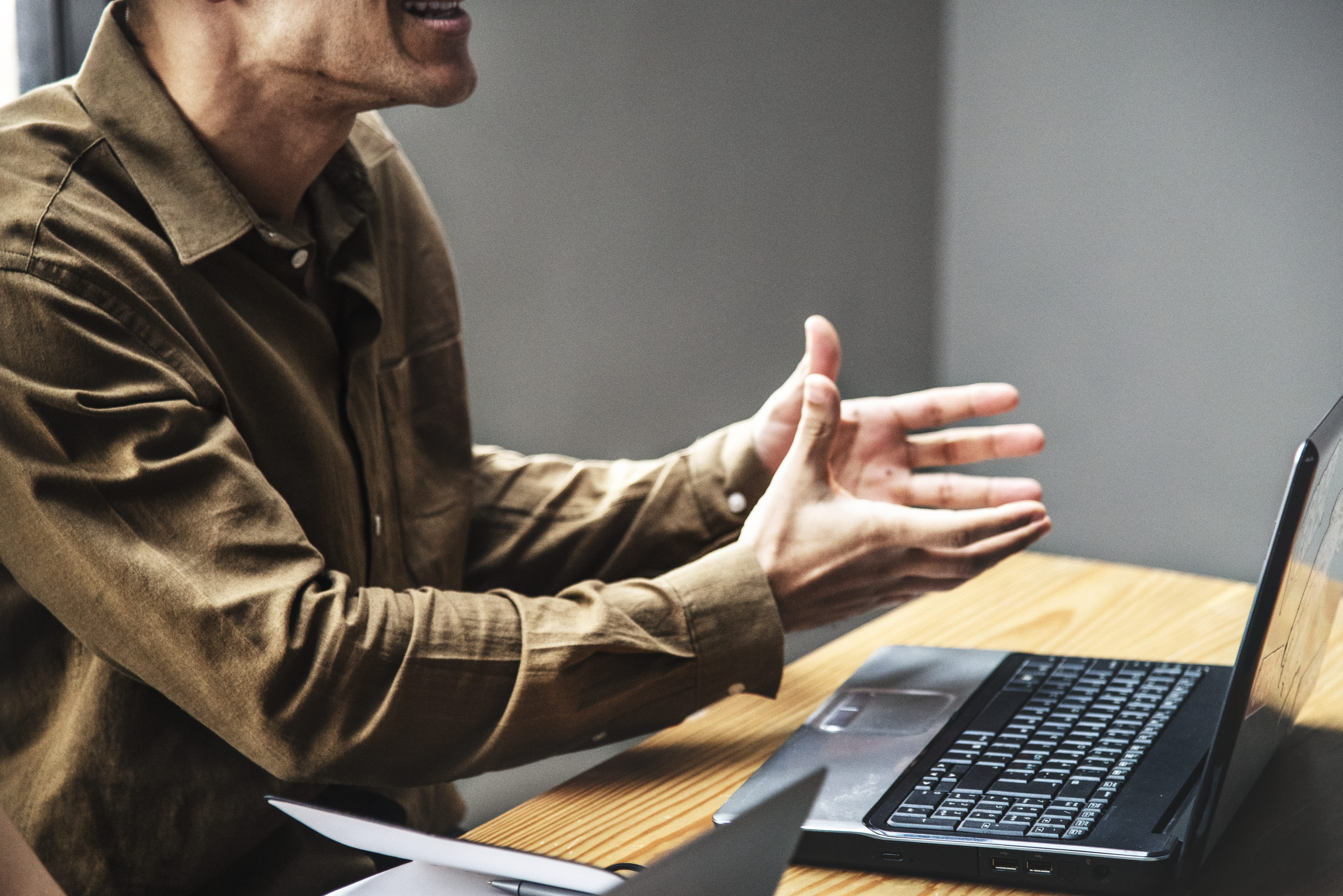 corporate business, convincing, side view, lifestyle, discussion, communication, males, idea, adult, keyboard, job, table, man, wireless technology, business, HD Wallpaper