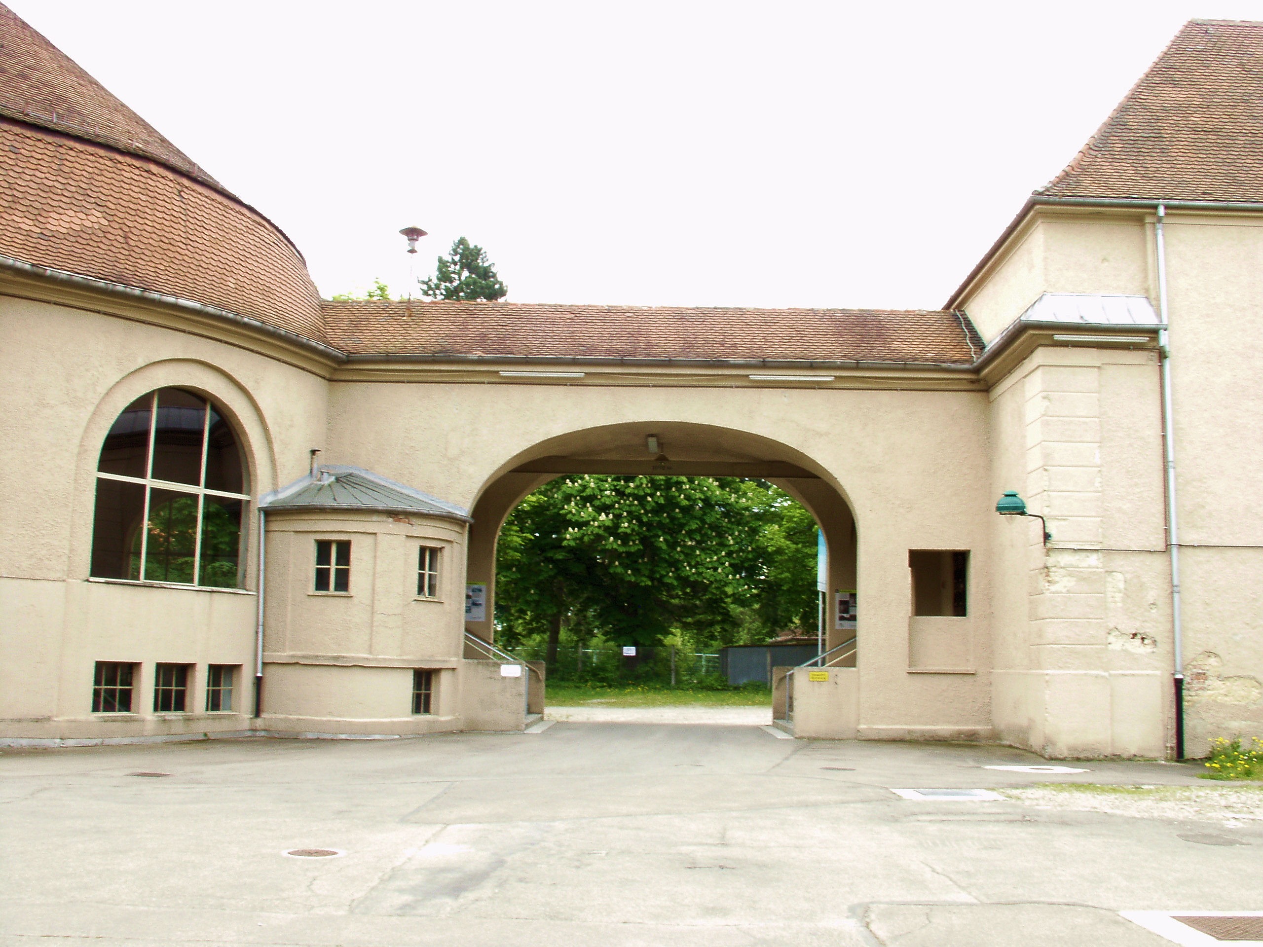clear sky, tree, the past, arch, history, built structure, museum of industry, 2K, architecture, historic preservation, day, nature, sky, building, courtyard, HD Wallpaper