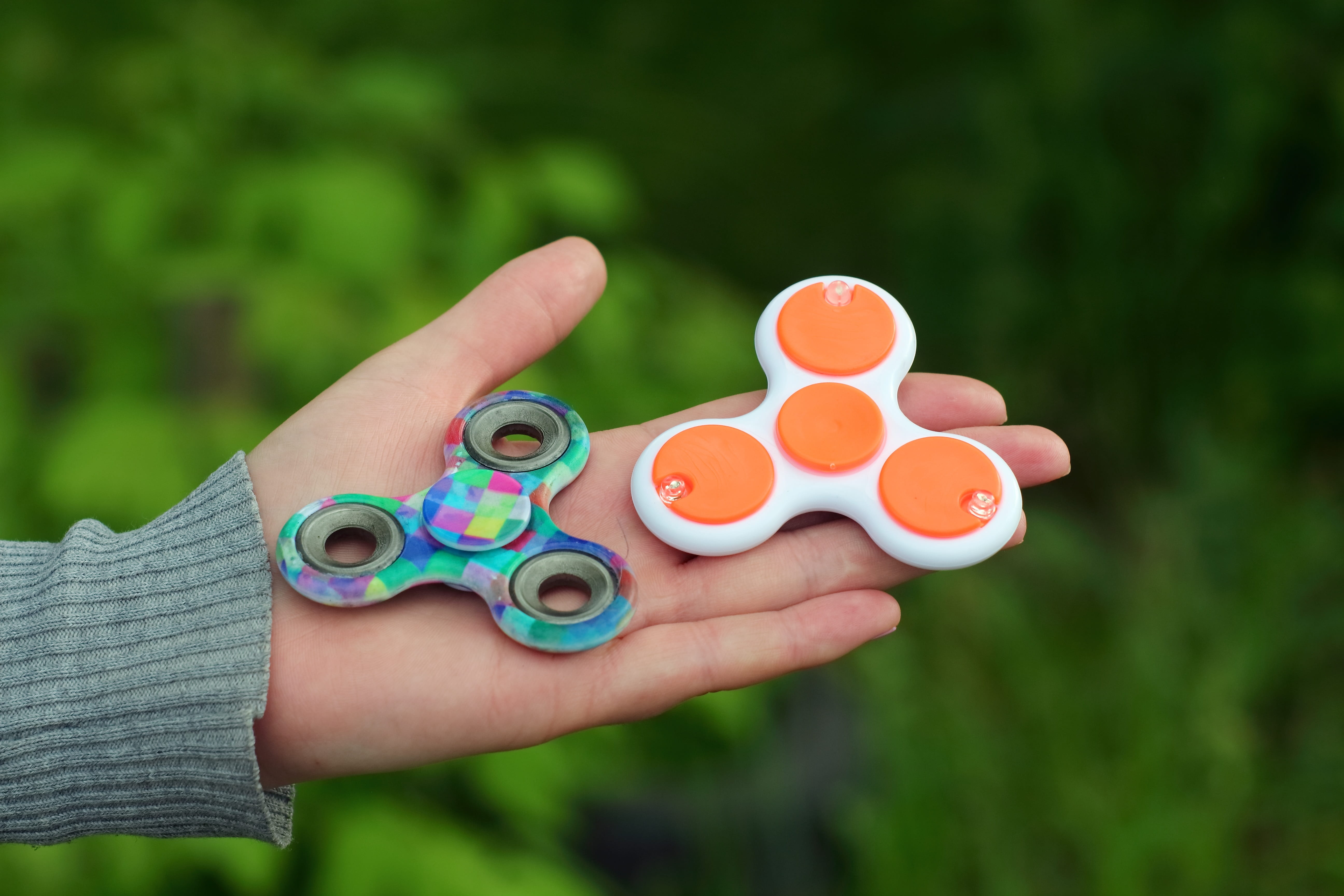 counter, figet spinner, human hand, day, leisure activity, spinner, popular, body part, holding, unrecognizable person, real people, play, human limb, toy trend, HD Wallpaper