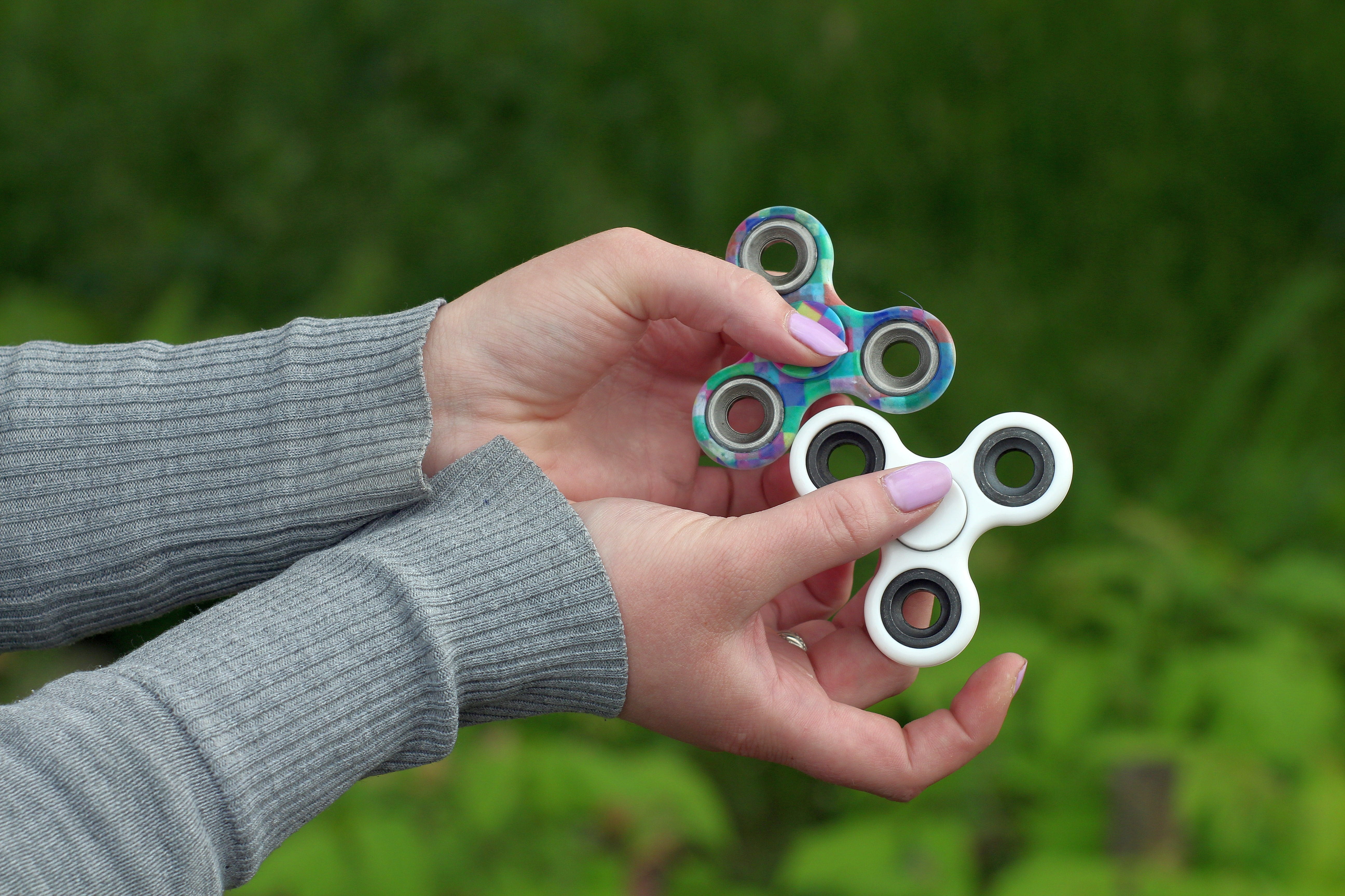 focus on foreground, security, day, gadget, one person, toy trend, relaxing, human hand, fun, spin, popular, toy, 5K, hot gadget, game, fingers, fidget spinner, HD Wallpaper
