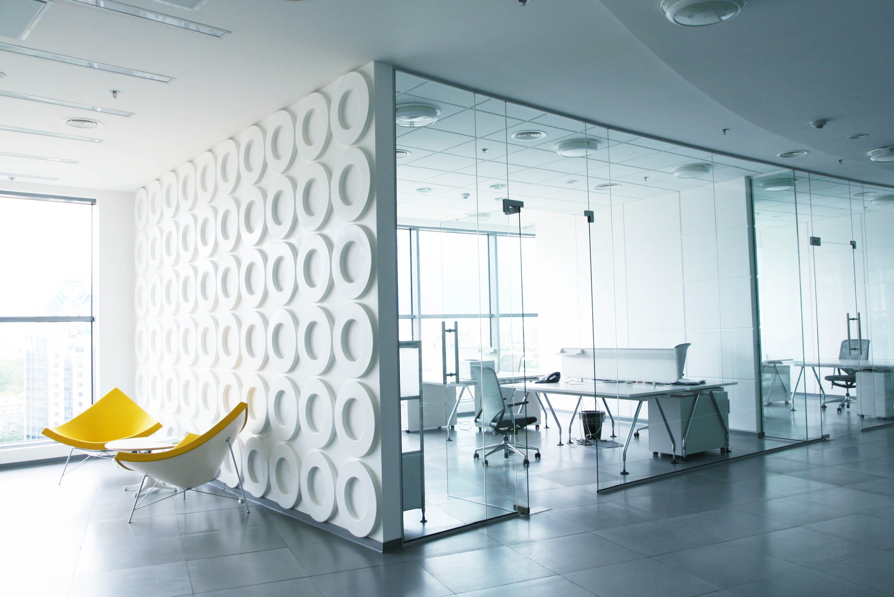 2K, seat, flooring, desk, board Room, business, apartment, work, furniture, meeting, clean, light - Natural Phenomenon, white color, decor, empty, lobby, HD Wallpaper