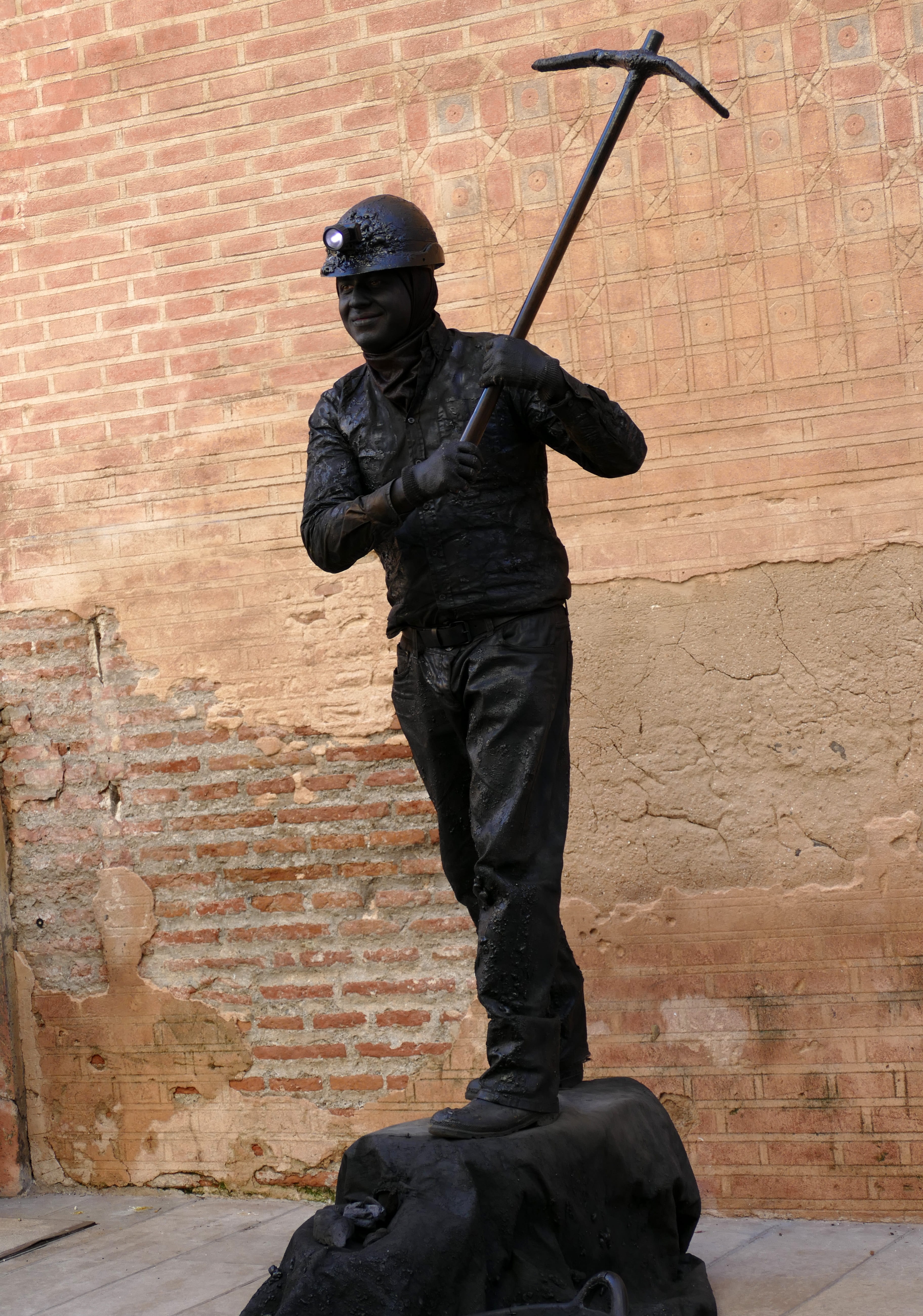 representation, wall - building feature, weapon, day, earn, memorial, black, government, sculpture, building exterior, no people, statue, creativity, money, Phone HD Wallpaper
