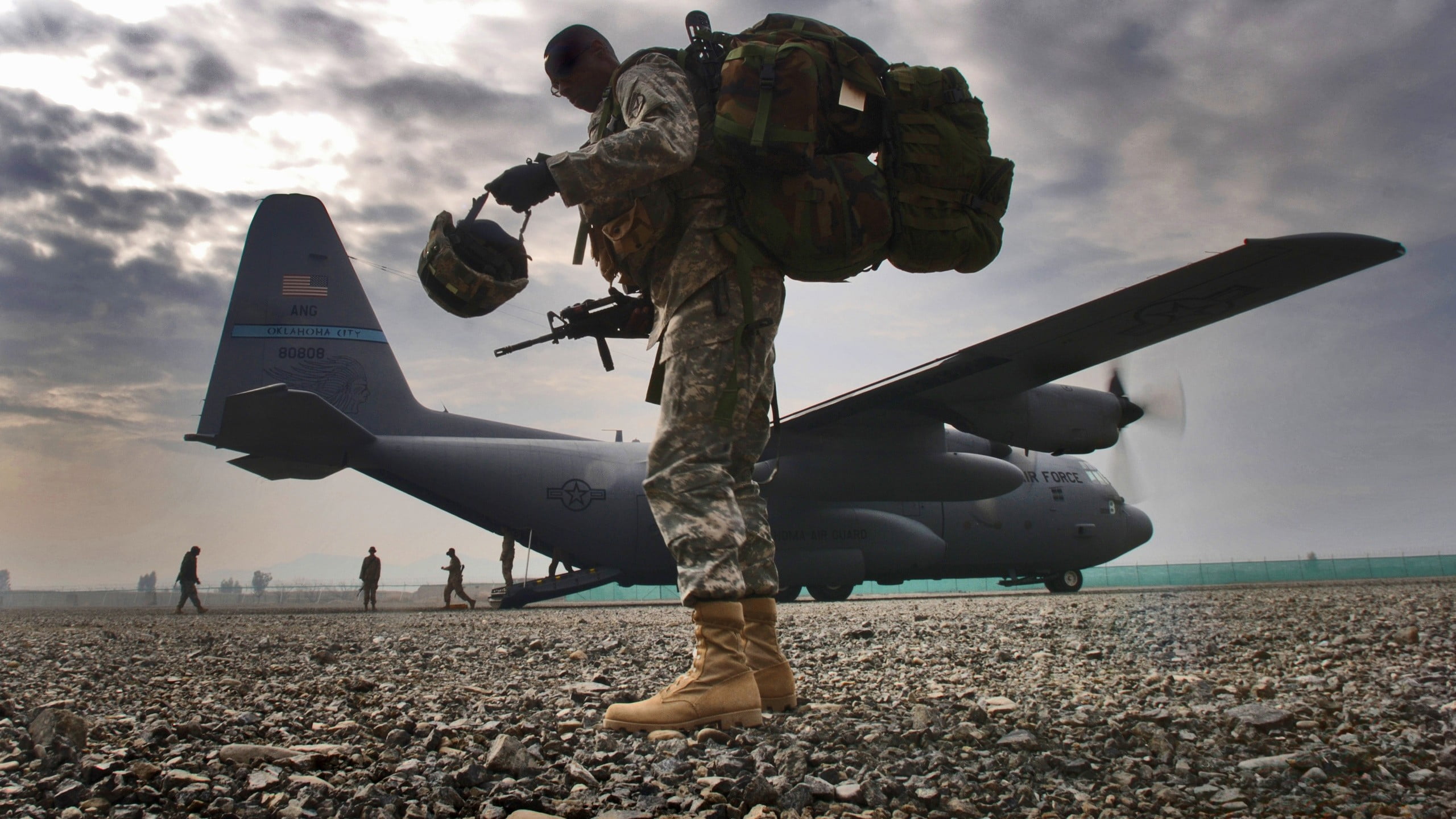 incidental people, camouflage, 2K, army, cloud - sky, airplane, propeller, suit, air vehicle, outdoors, soldier, military, land, mode of transportation, HD Wallpaper