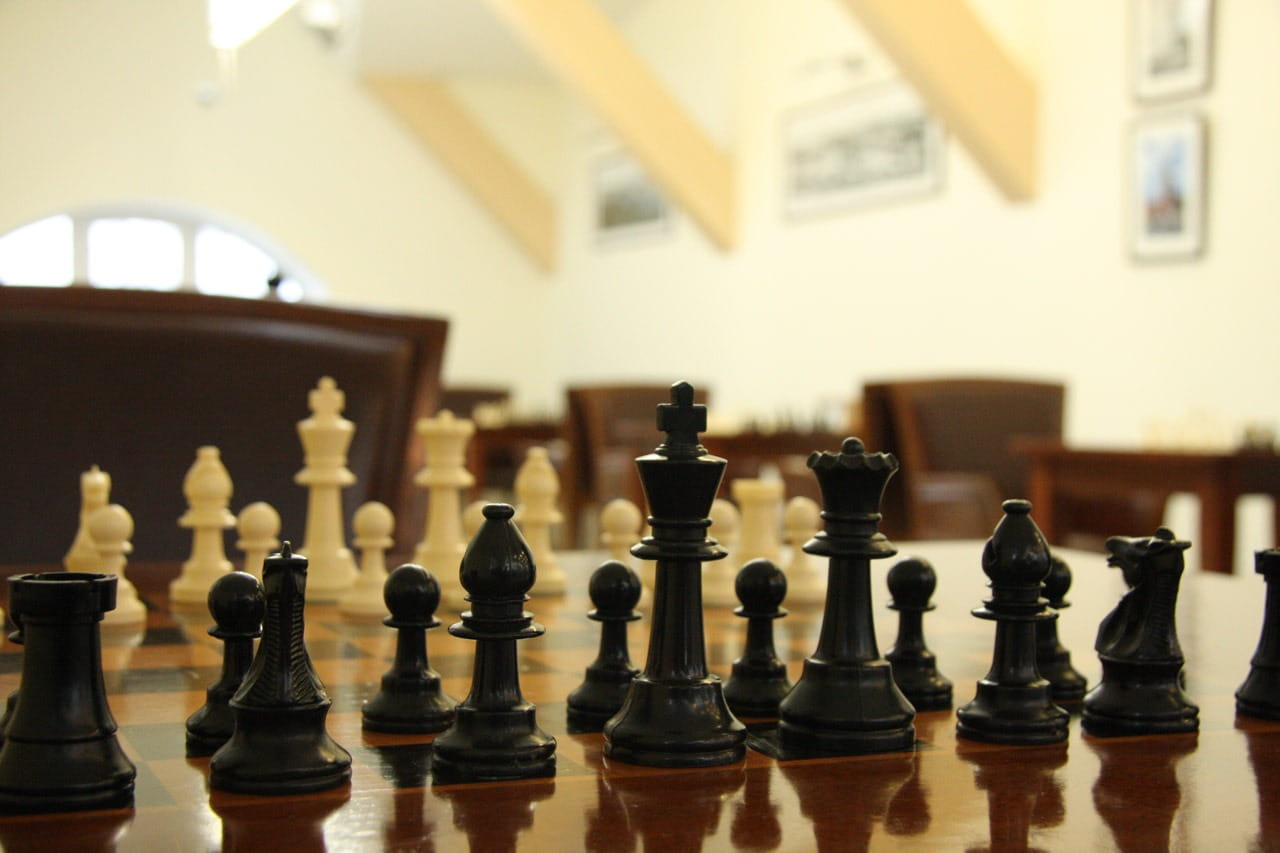 white, chess board, close-up, Pawn, Chess, competition, White, black, Figures, king - chess piece, Black, chess piece, focus on foreground, wood - material, HD Wallpaper