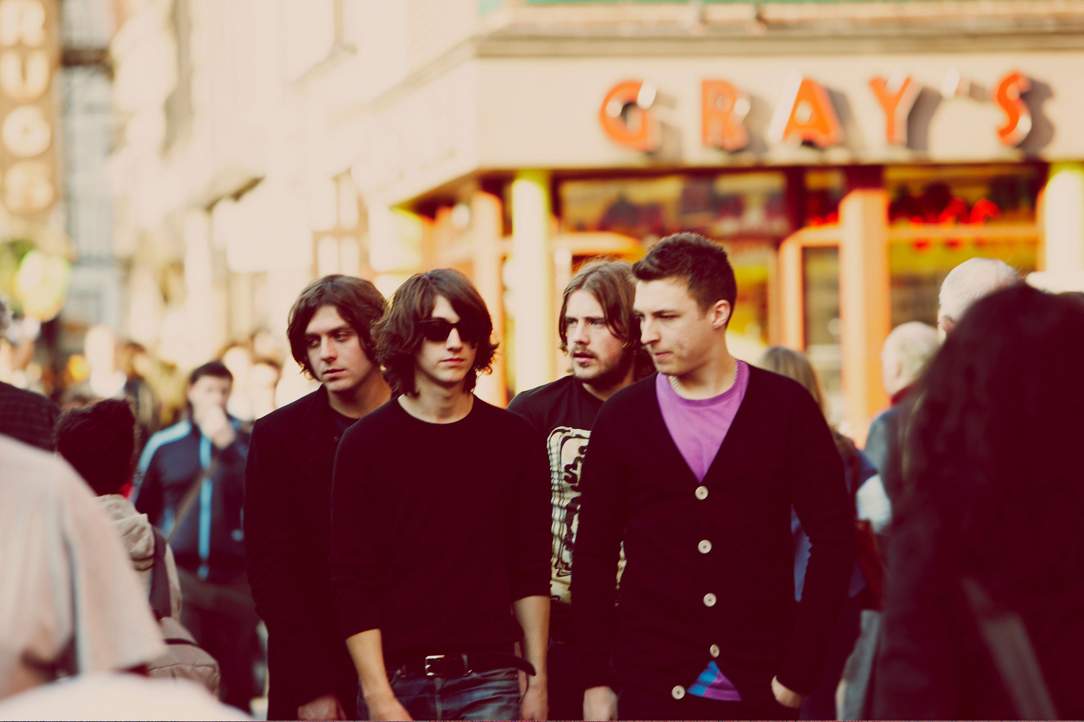 focus on foreground, alex turner, crowd, shirt, women, real people, street, front view, 2K, adolescence, group Of People, lifestyles, large Group Of People, HD Wallpaper