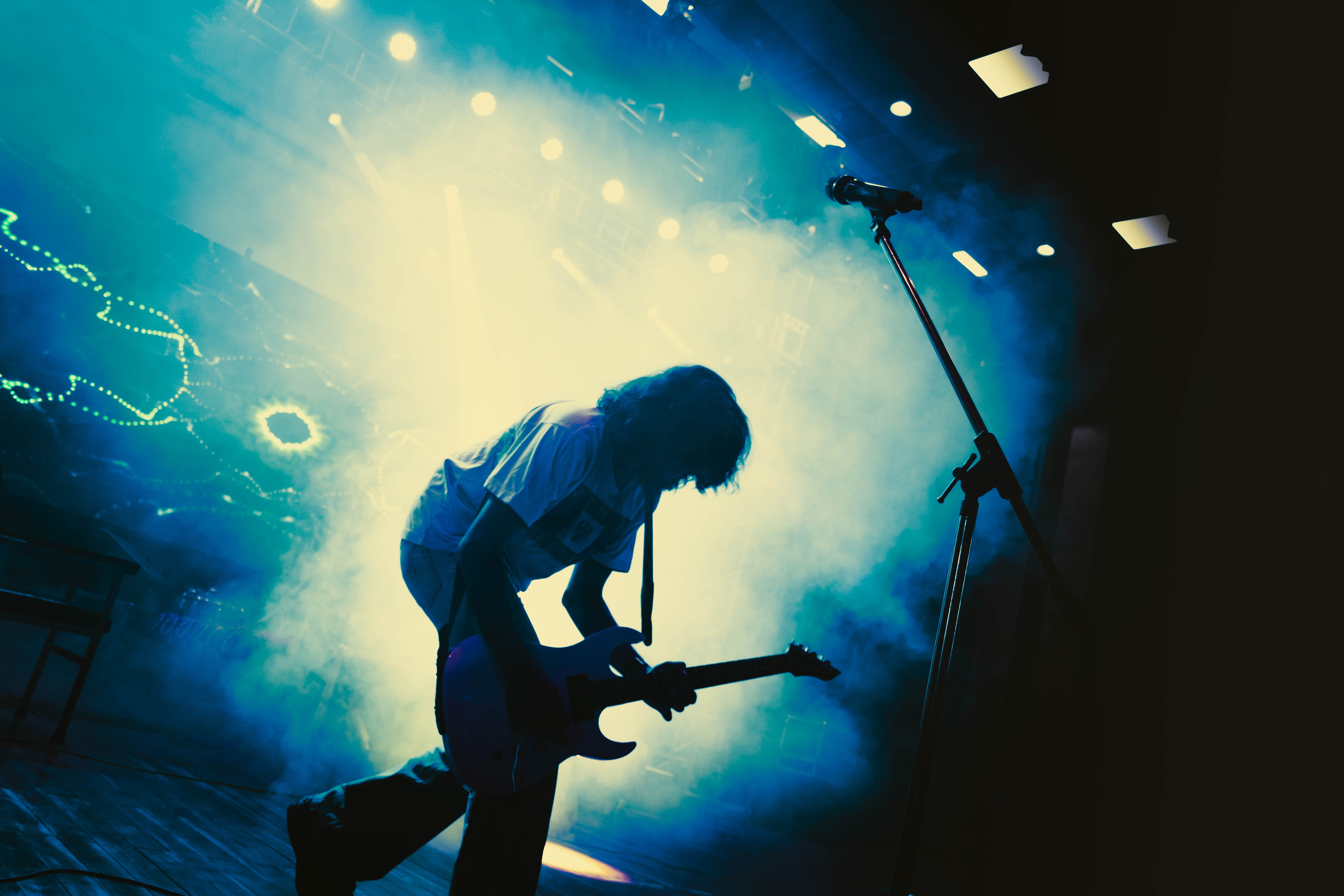 skill, solo, music festival, nightlife, light, festival, 5K, lights, gig, indie, bands, artist, three quarter length, illuminated, india, smoke - physical structure, HD Wallpaper