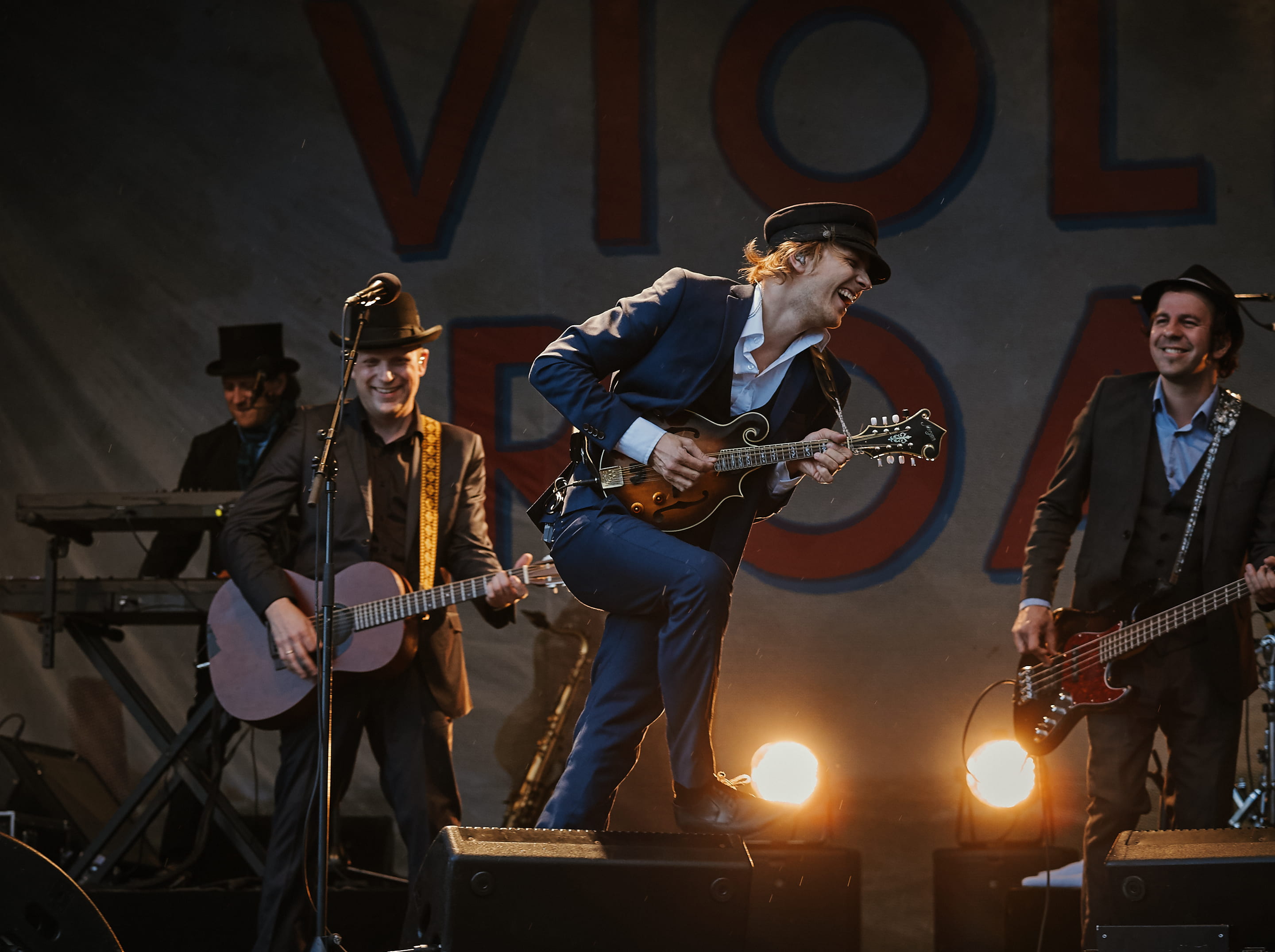 performing, indie band, young men, adult, performance, guitars, plucking an instrument, musician, group, arts culture and entertainment, artist, pop, music, HD Wallpaper