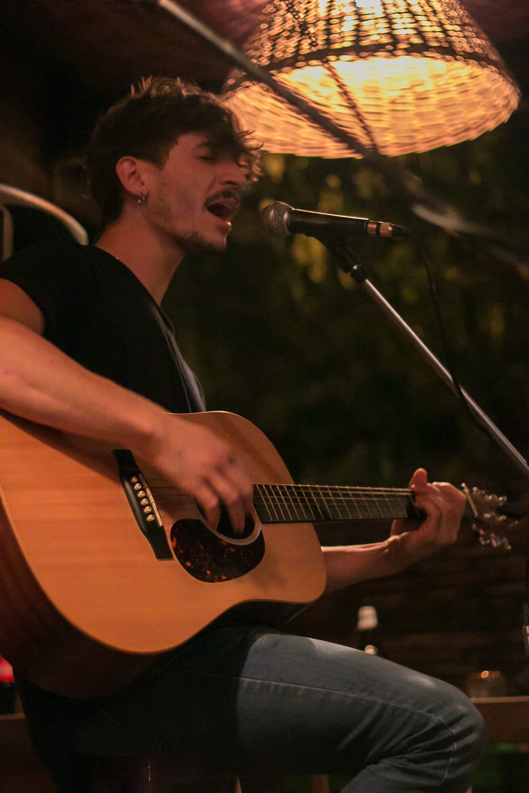 three quarter length, skill, playing, acoustic guitar, event, men, young adult, arts culture and entertainment, guitar, musical instrument, guitarist, young men, Phone HD Wallpaper
