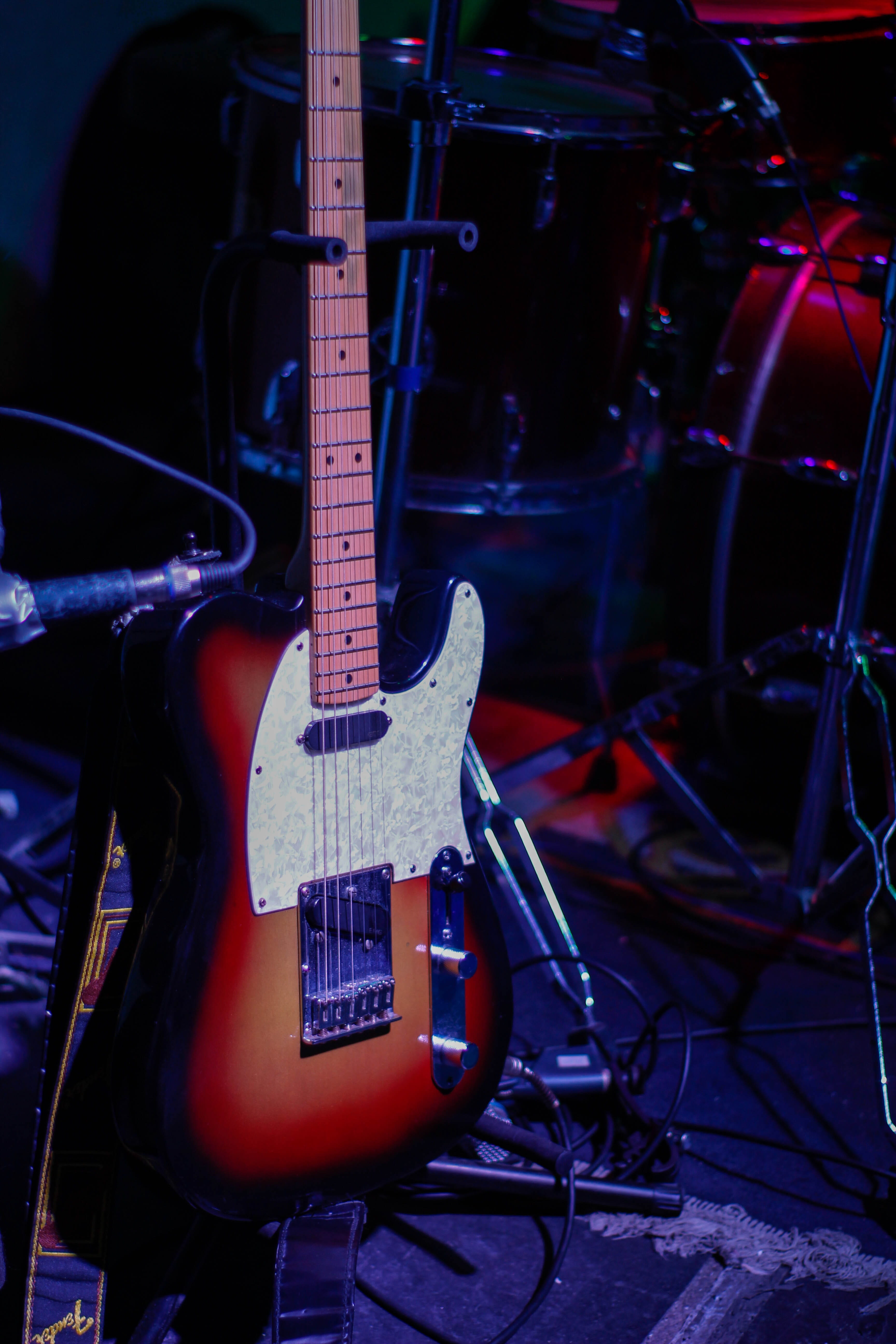 arts culture and entertainment, man made, close-up, country, musical instrument, fender, string, concert, guitar, metal, radio, people, silhouette, music, Phone HD Wallpaper