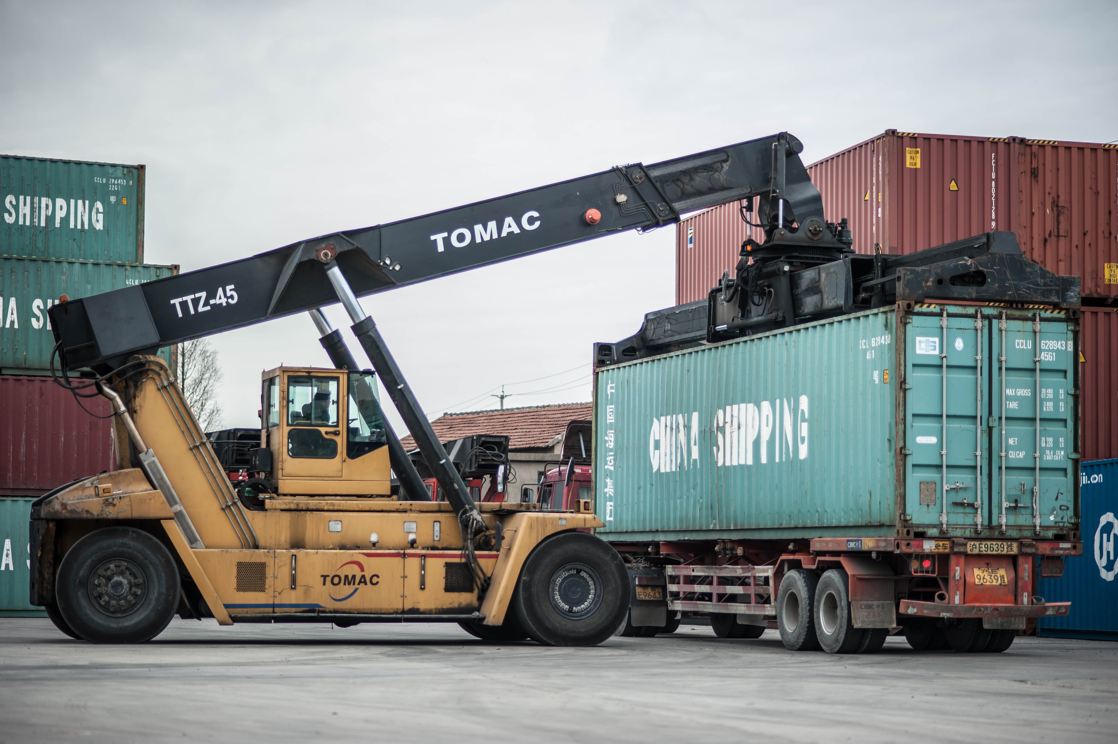 unloading, tomac, container, cargo container, daytime, industry, near, water, harbor, yellow, construction site, 4K, equipment, architecture, outdoors, HD Wallpaper
