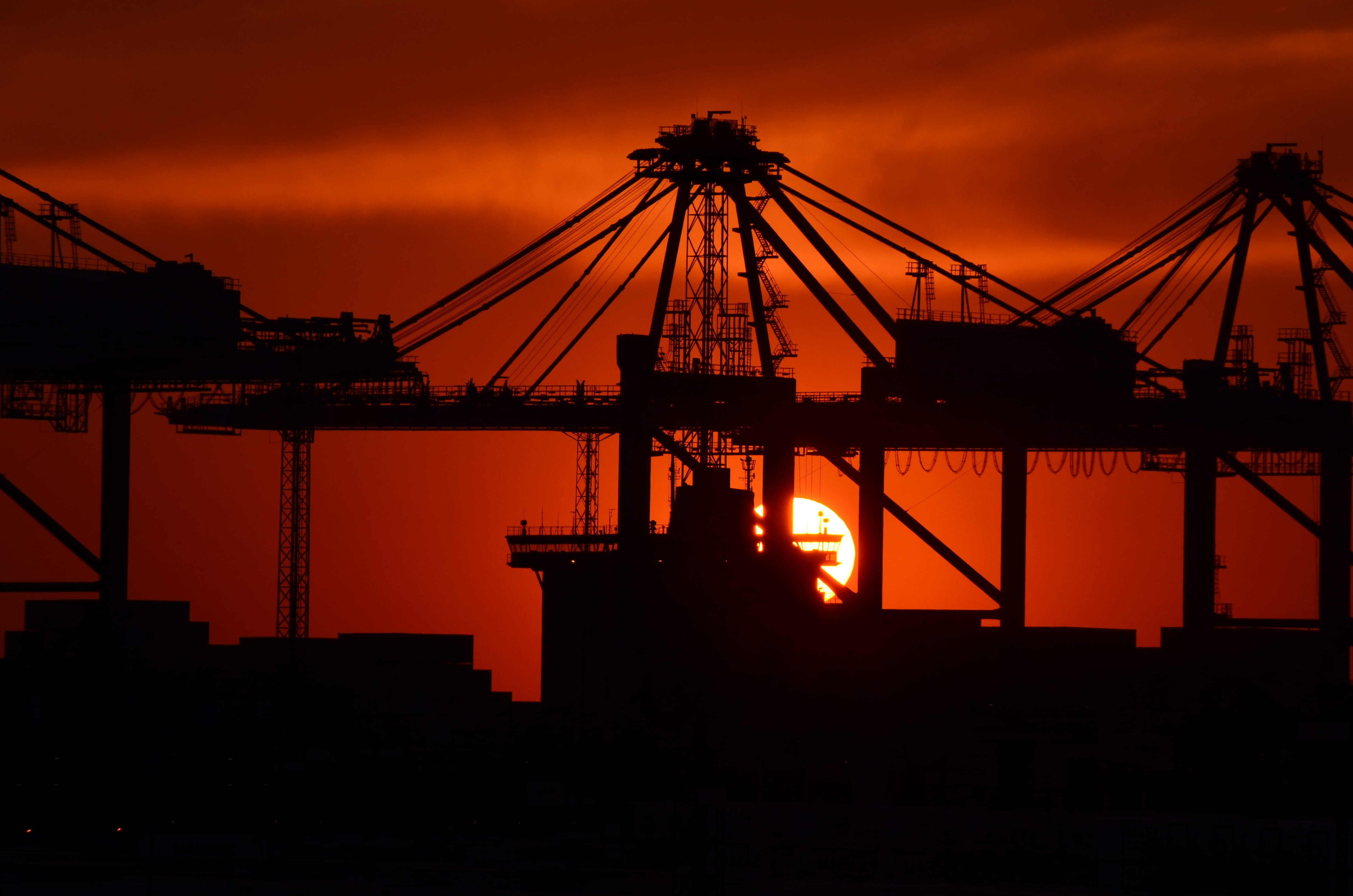 transportation, 4K, container, architecture, structure, concrete, dark, unloading, harbour cranes, heavy equipment, backlit, machinery, black, maritime, HD Wallpaper