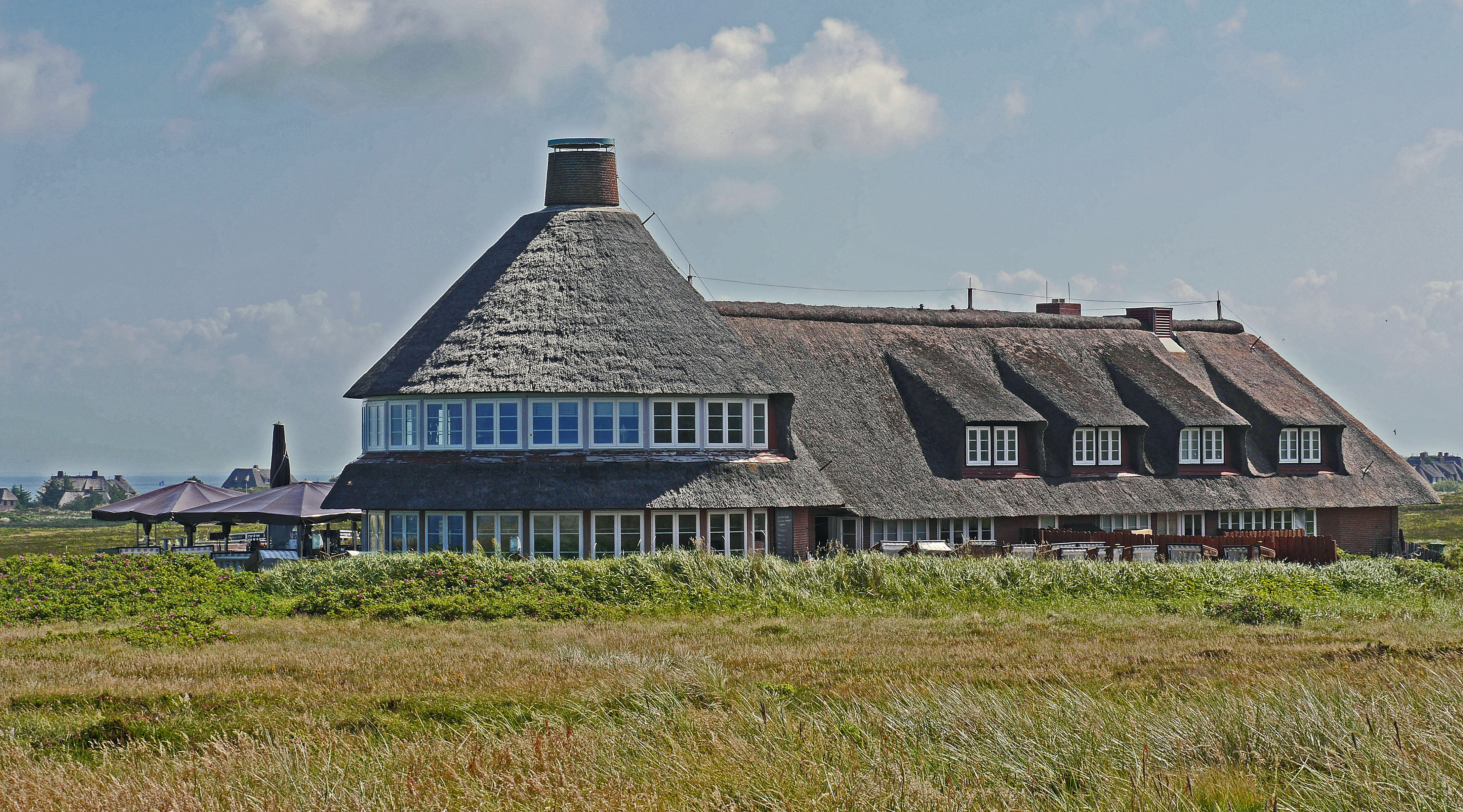 day, red cliff, cultures, dune grass, nordfriesland, lake view, 4K, architecture, grass, residential district, old, roof, thatched roof, sylt, environment, HD Wallpaper