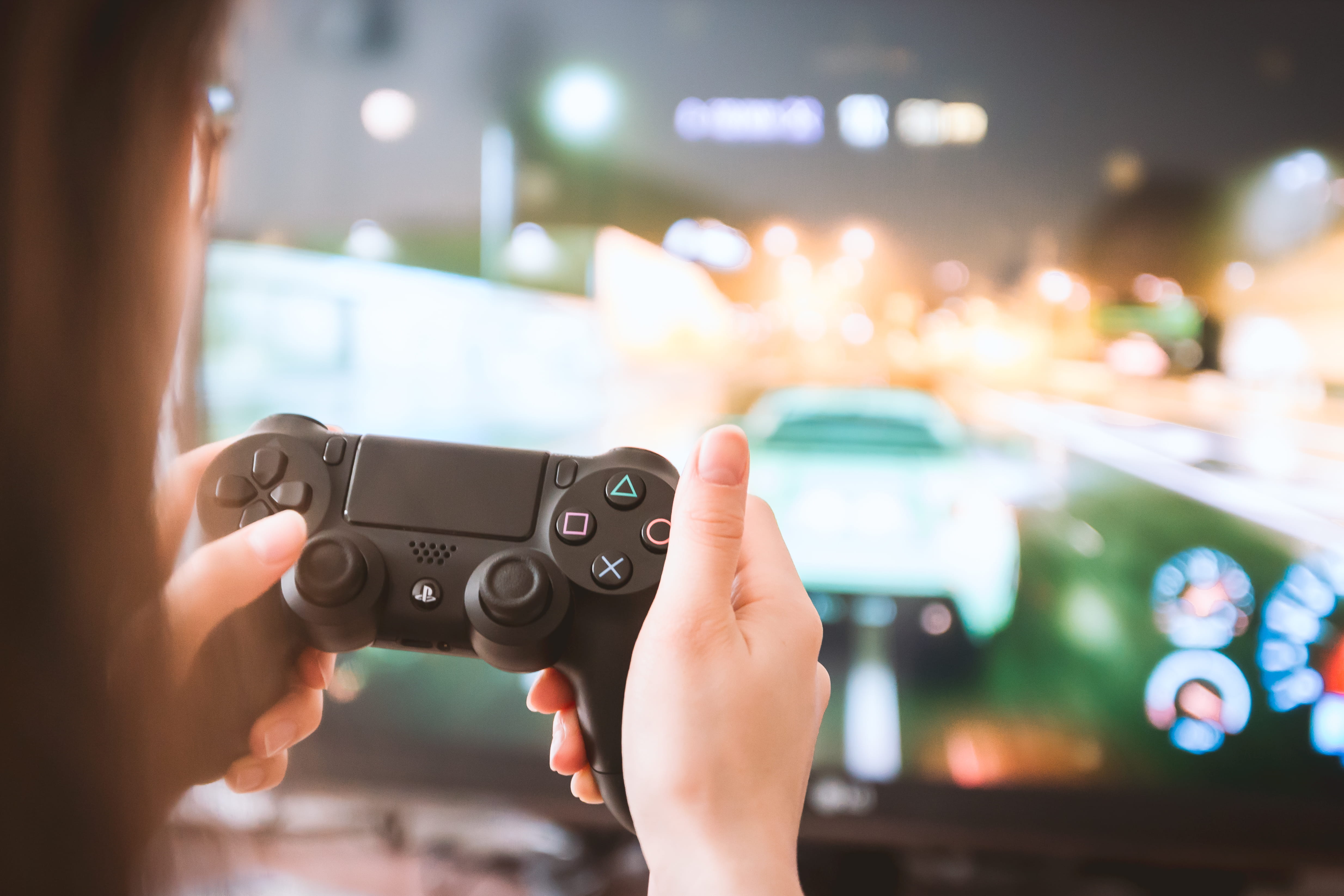 hand, games, architecture, one person, human hand, close-up, women, young, copy space, human body part, city, girl, adult, focus on foreground, headshot, HD Wallpaper