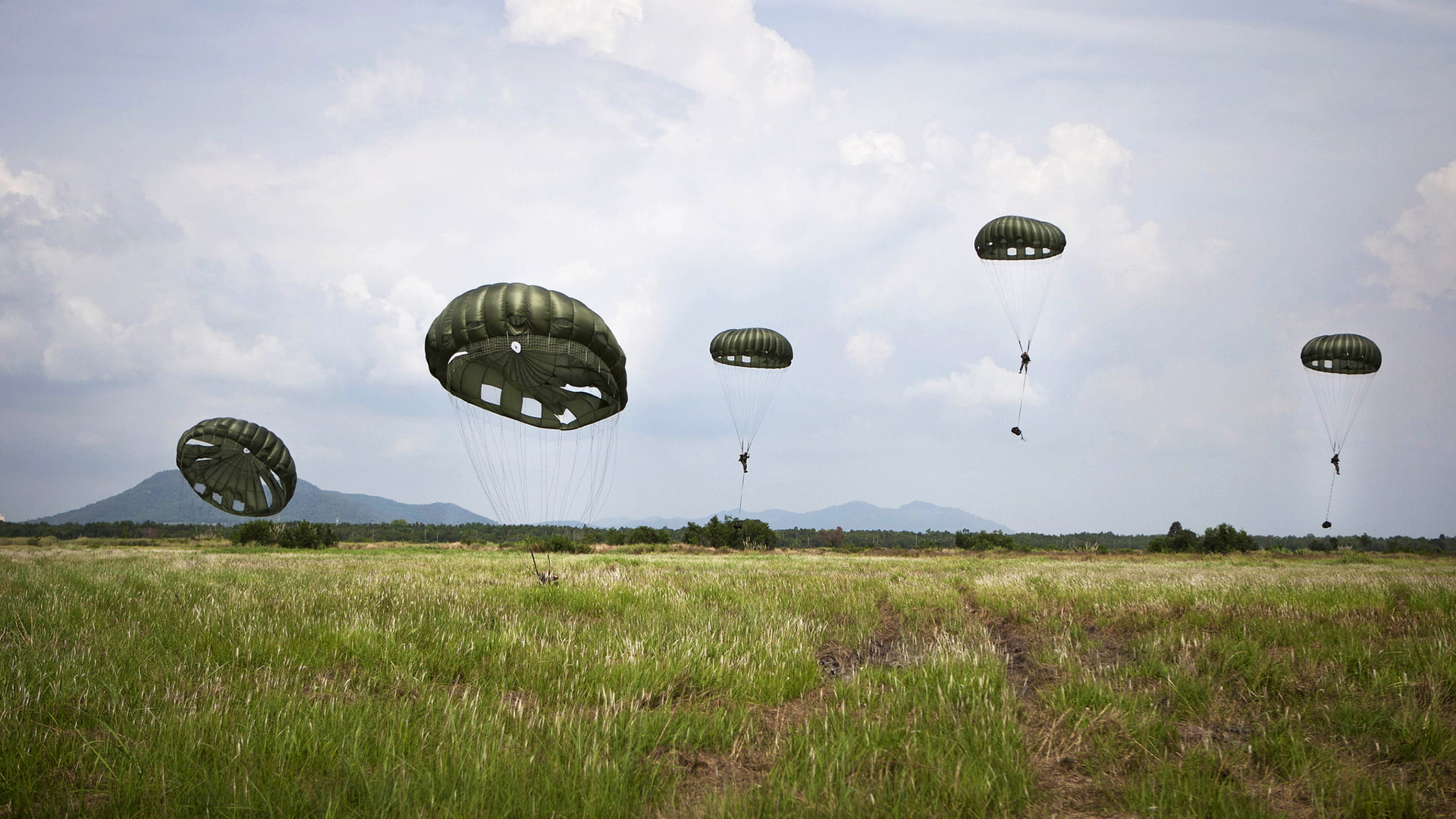 paratroopers, airbourne, soldiers, parachute, military, 1080P, grass, HD Wallpaper