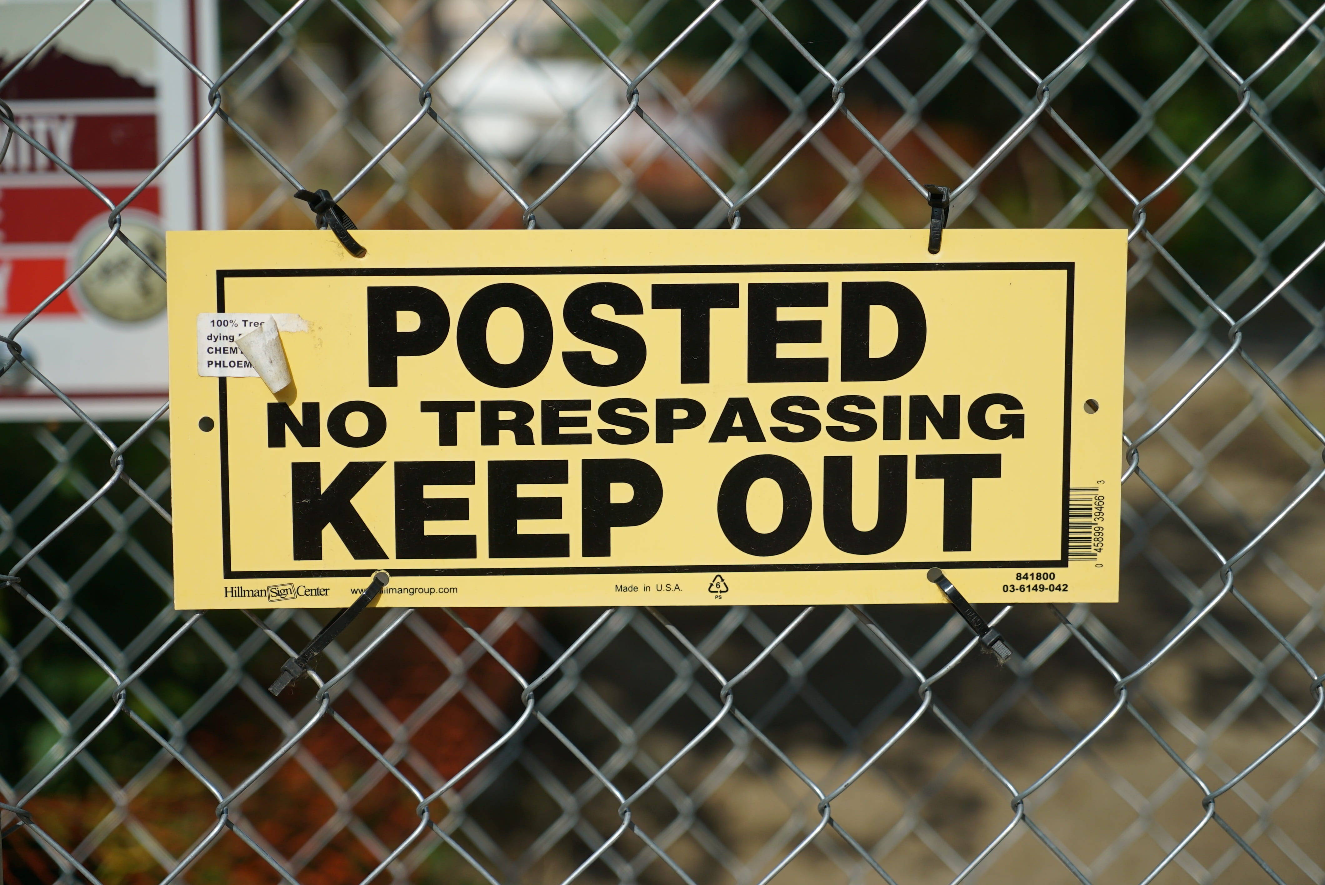 safety, signs, warning, text, pedestrian, phone, stop, mobile phone, note, security, chainlink fence, day, rules, dead end, risk, focus on foreground, prohibited, HD Wallpaper