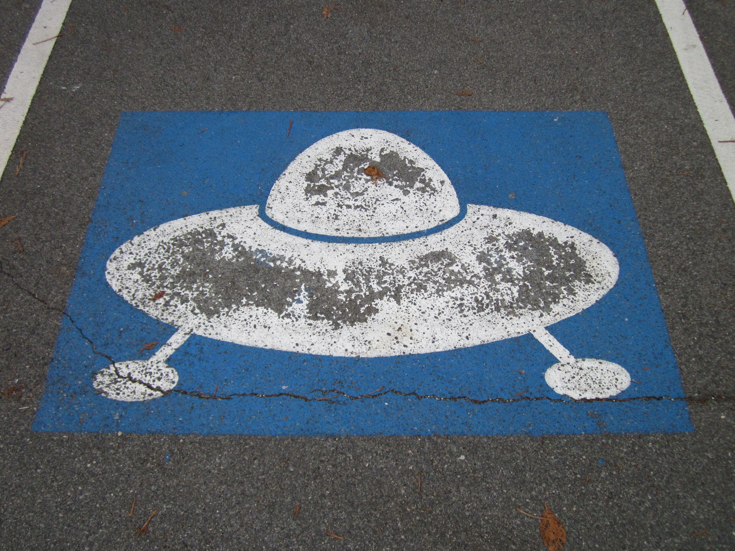 blue, symbol, road marking, ufo, road, parking space, high angle view, nature, marking, parking lot, 2K, pictogram, sign, shape, outdoors, geometric shape, HD Wallpaper