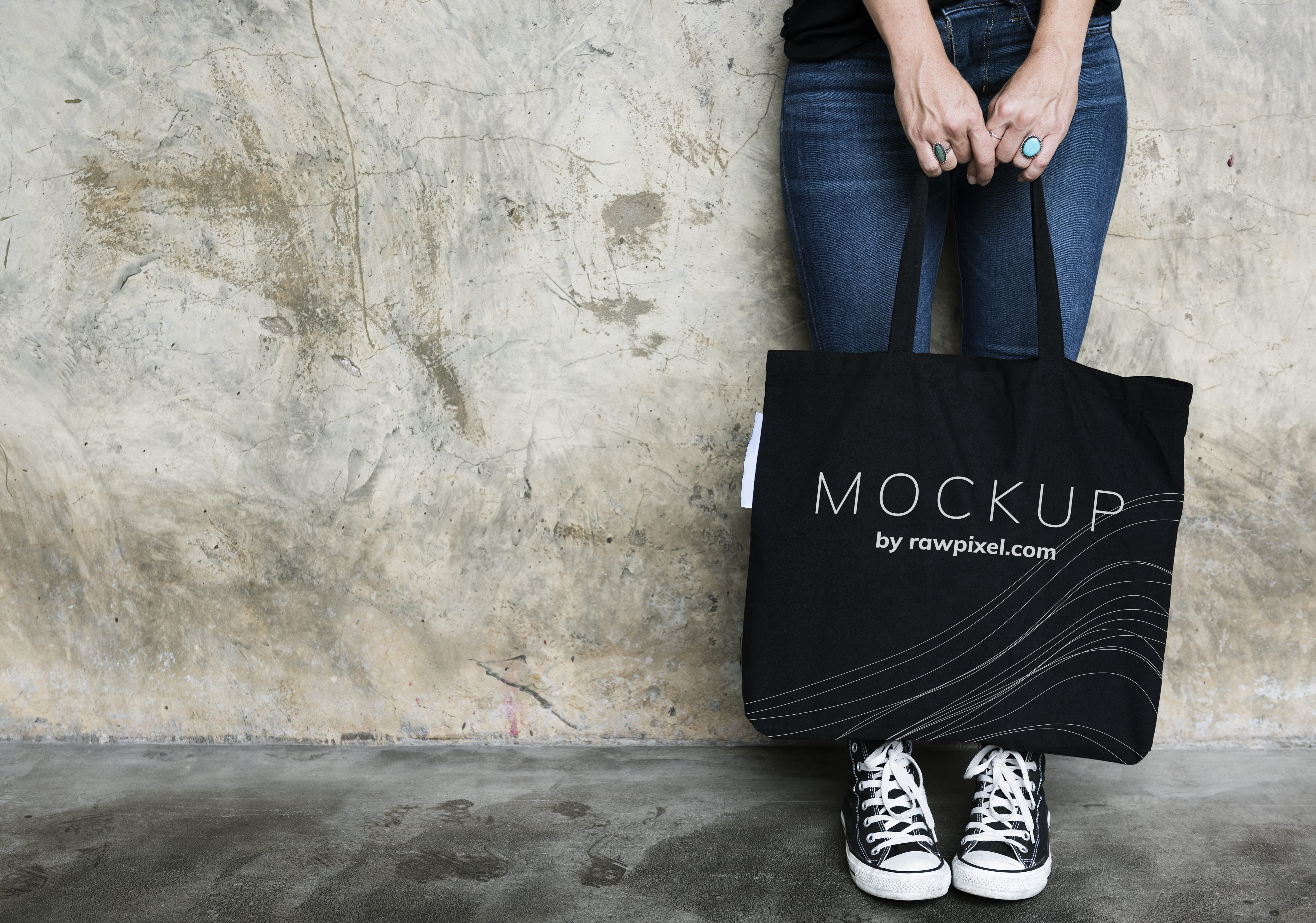 consumer, lifestyles, commerce, woman, outdoors, standing, indoors, shopping bag, portable, feminine, jeans, colors, low section, lifestyle, body part, HD Wallpaper