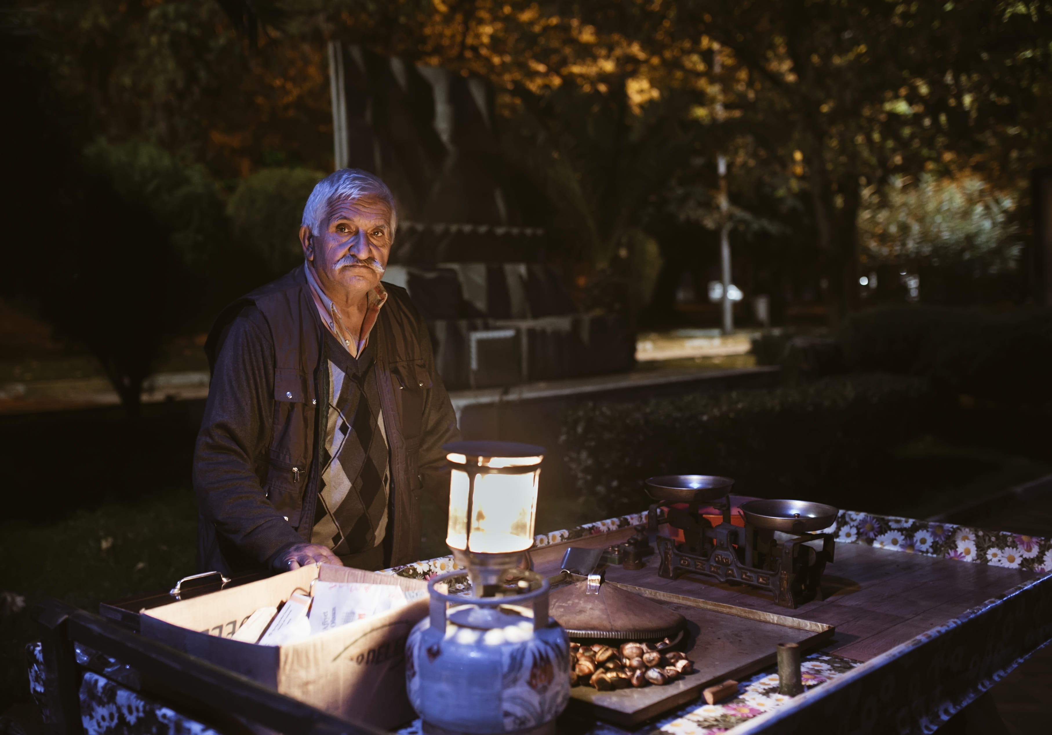 males, bench, senior adult, autumn, classic, adult, one person, leisure activity, mobile, old, three quarter length, clerk sunday, composition, brown, old dealer, HD Wallpaper
