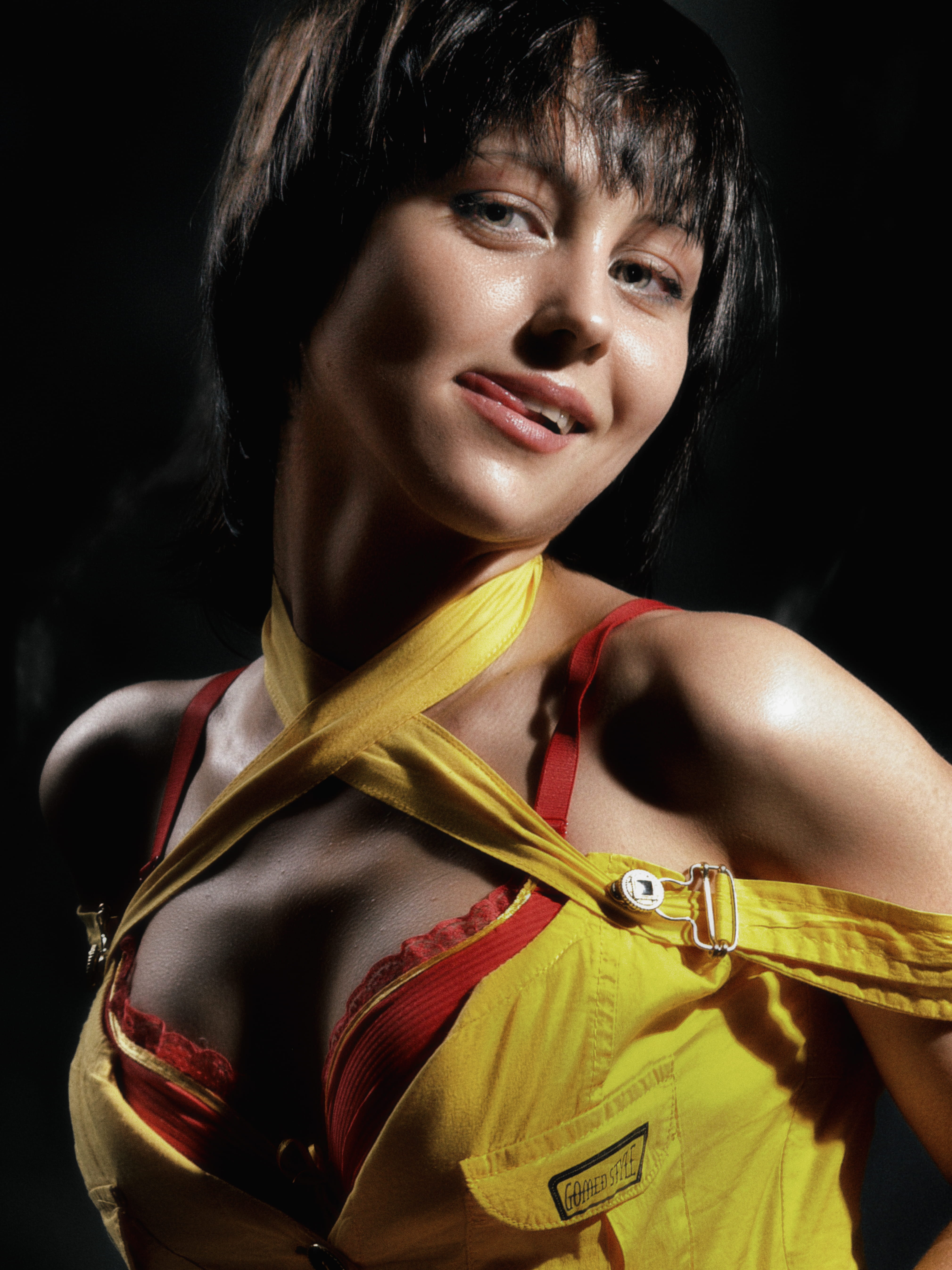 adult, eur  001-579361 i will be glad information on the use of photos., musical instrument, nose, portrait, skin, mouth, hairstyle, costume, person, beauty, Phone HD Wallpaper
