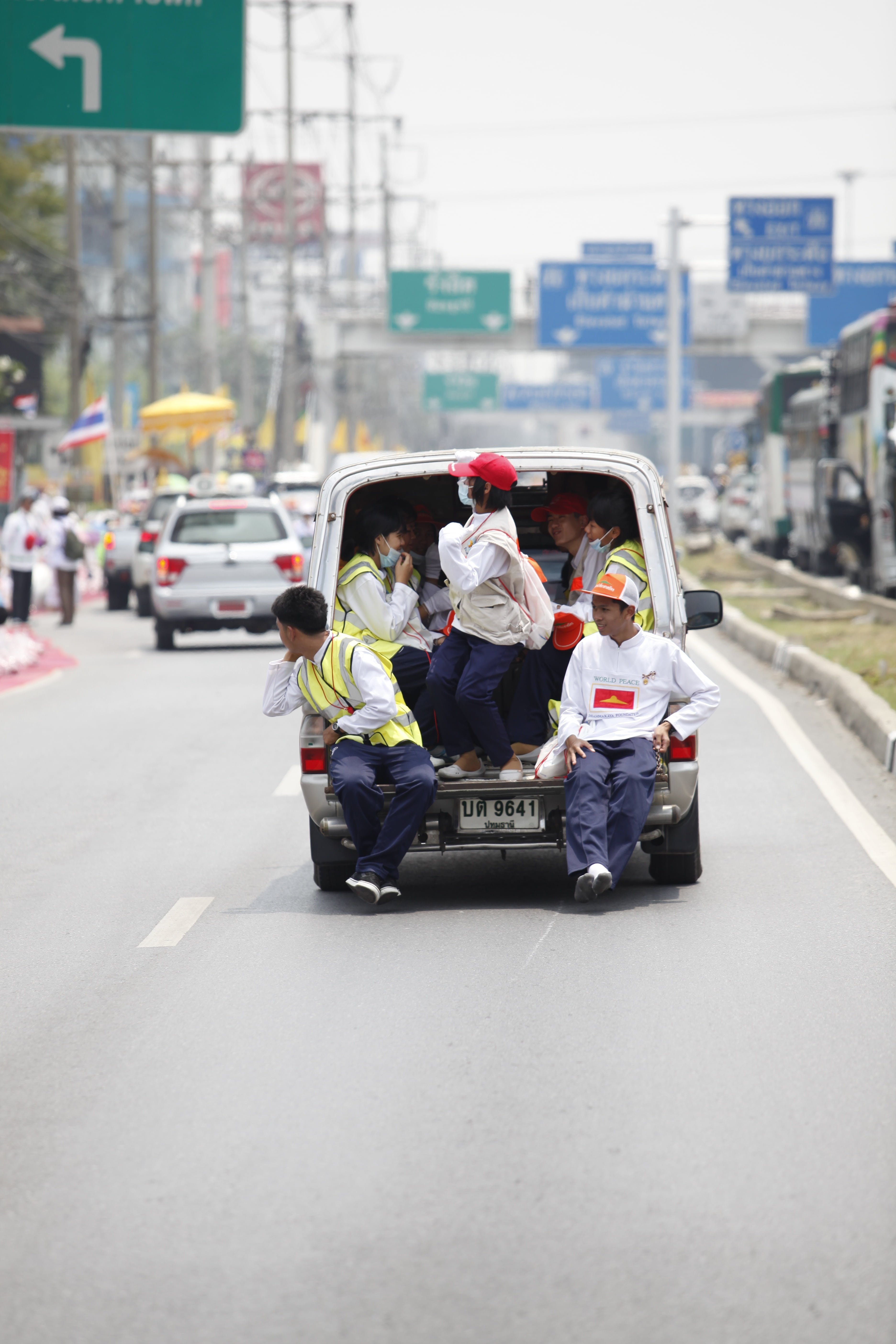 men, motor vehicle, day, building exterior, city, thailand, occupation, incidental people, street, built structure, traffic, mode of transportation, travel, Phone HD Wallpaper