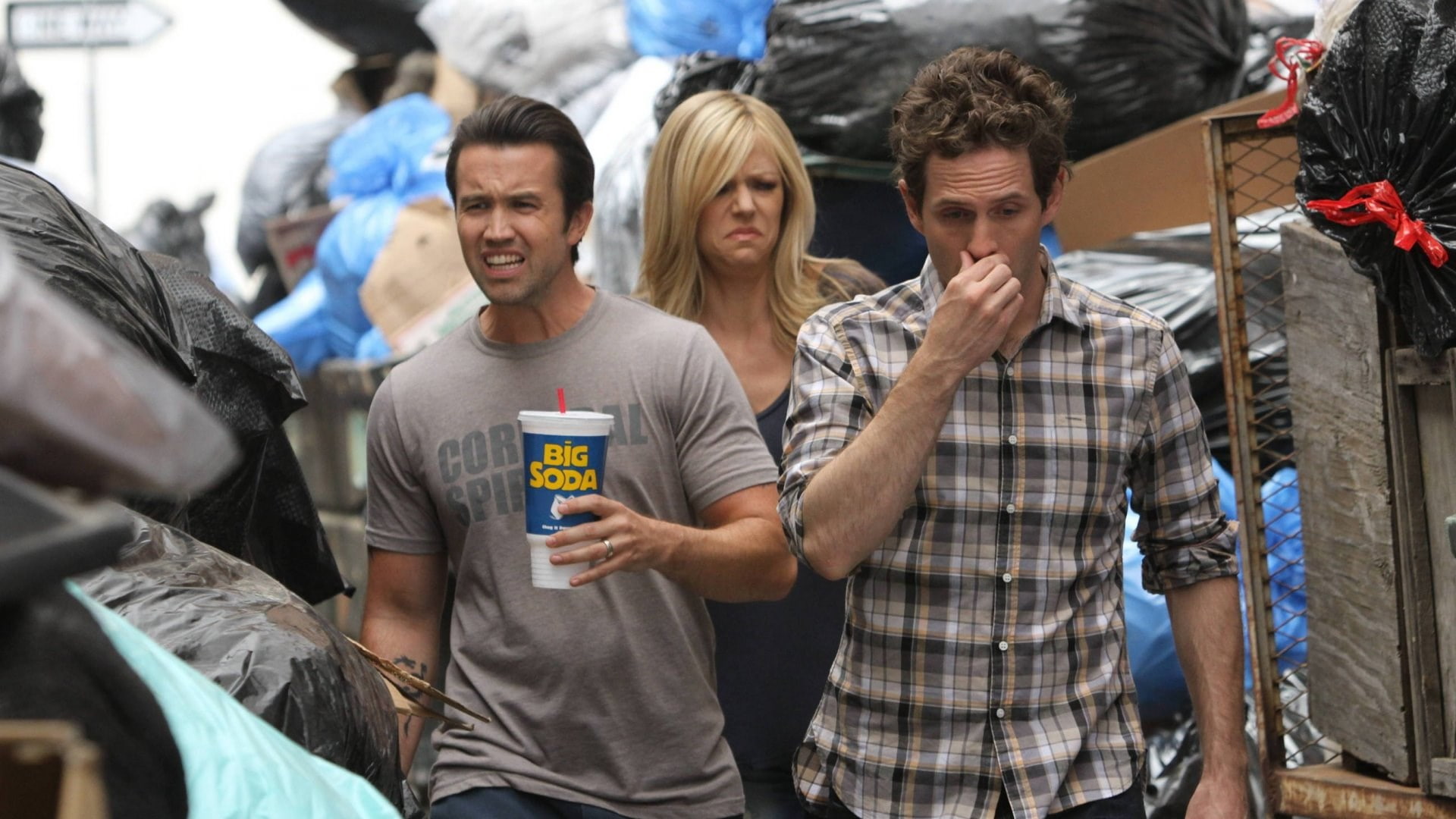 group of people, customer, young adult, men, its always sunny in philadelphia, women, sales occupation, smiling, shopping, adult, couple - relationship, HD Wallpaper