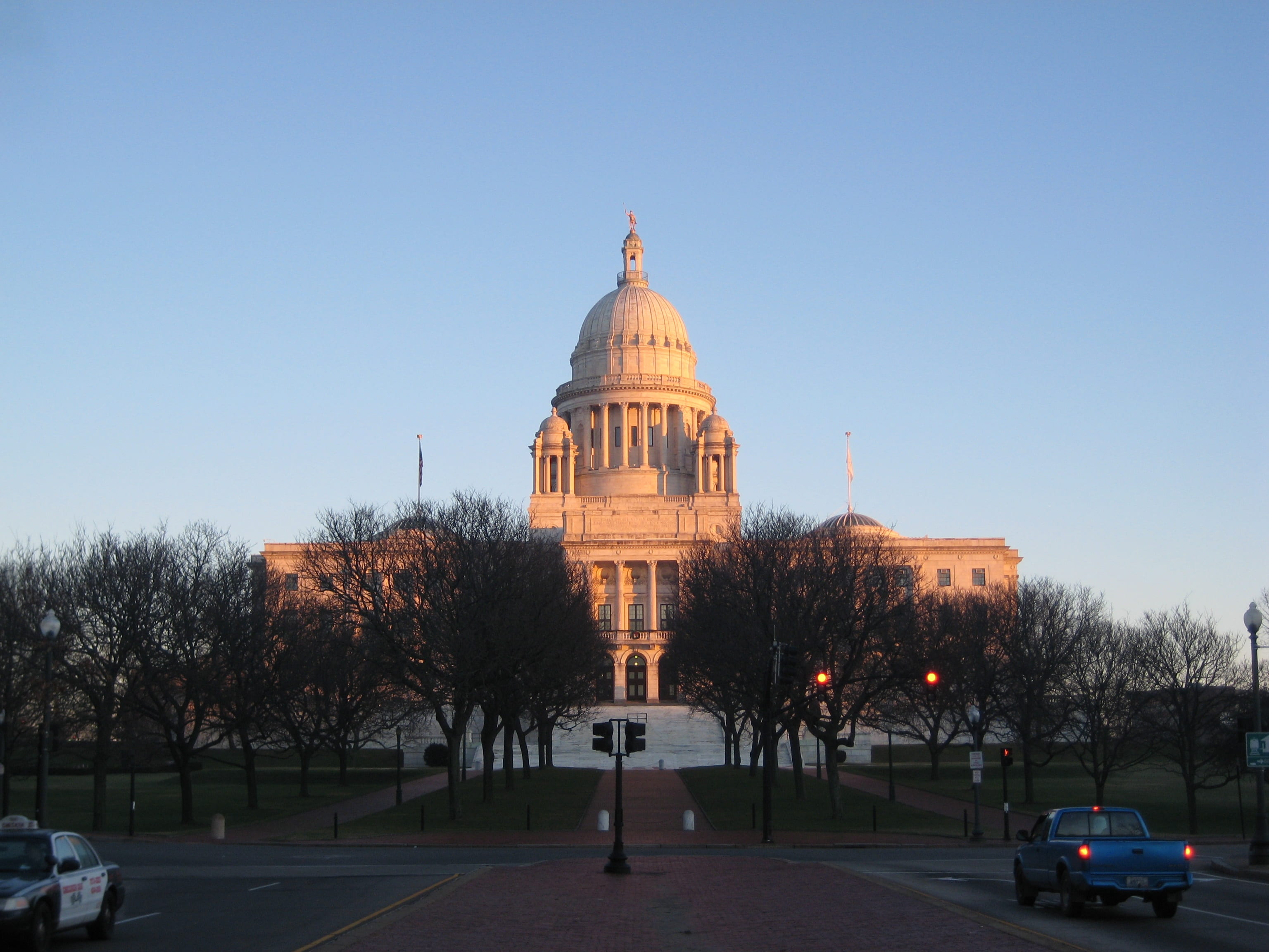 travel destinations, mode of transportation, clear sky, no people, 2K, government, motor vehicle, building exterior, road, plant, rhode island, capitol, HD Wallpaper