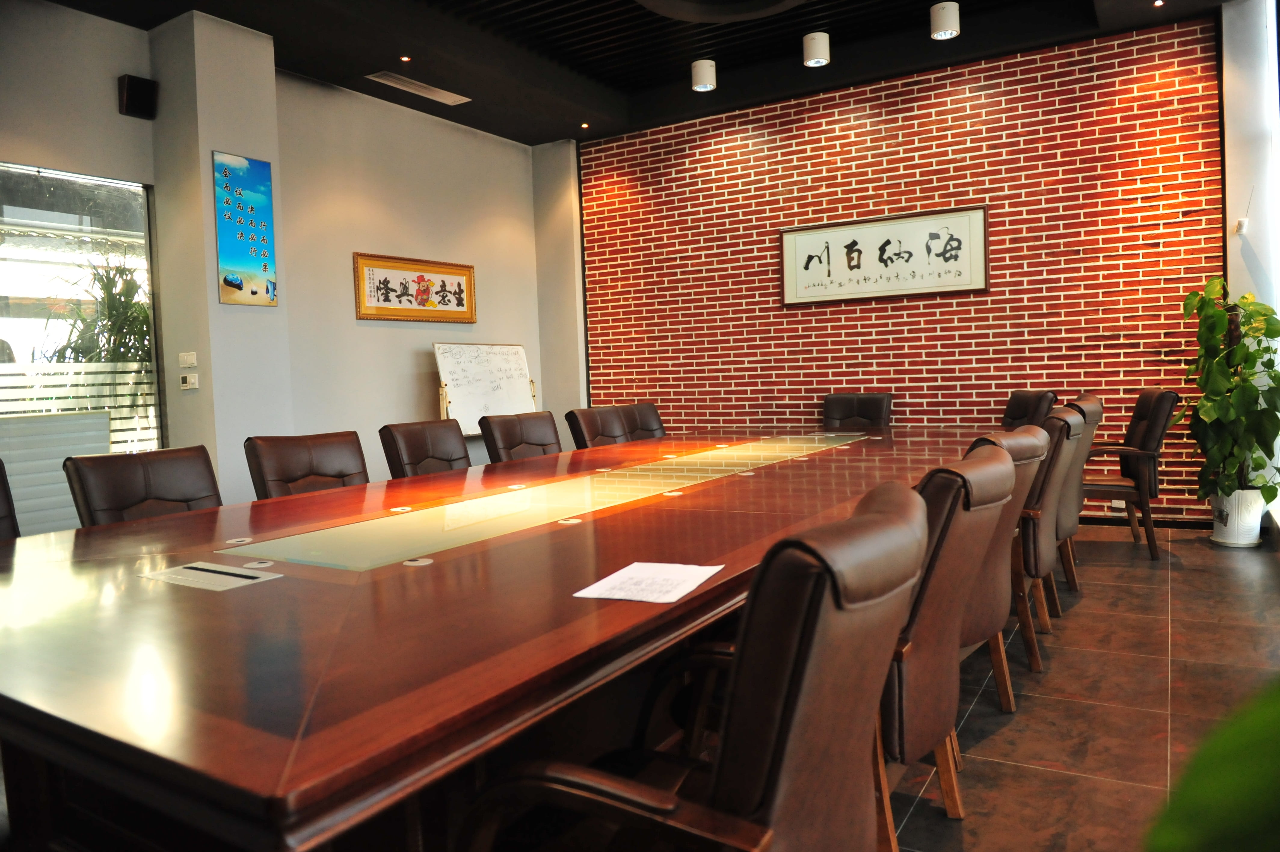light, board room, go to work, absence, office, wooden, 4K, table, architecture, lighting equipment, restaurant, sign, meeting table, empty, illuminated, HD Wallpaper