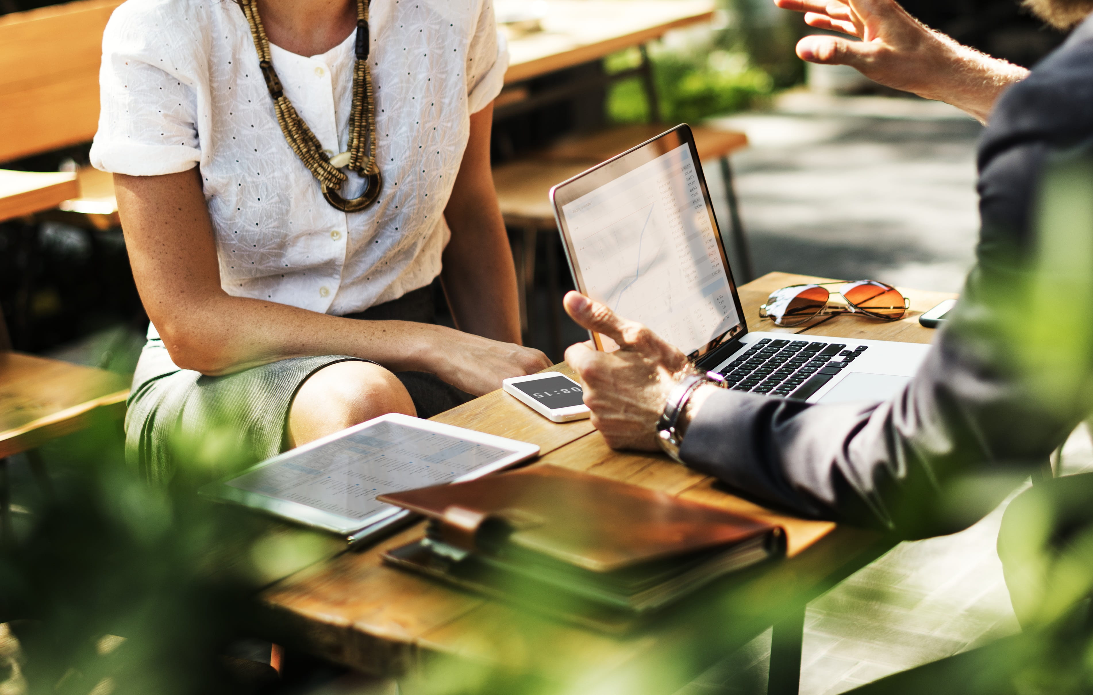 communication, sitting, deal, man, tablet, beverage, togetherness, front, young adult, midsection, white, selective focus, table, wireless technology, women, HD Wallpaper