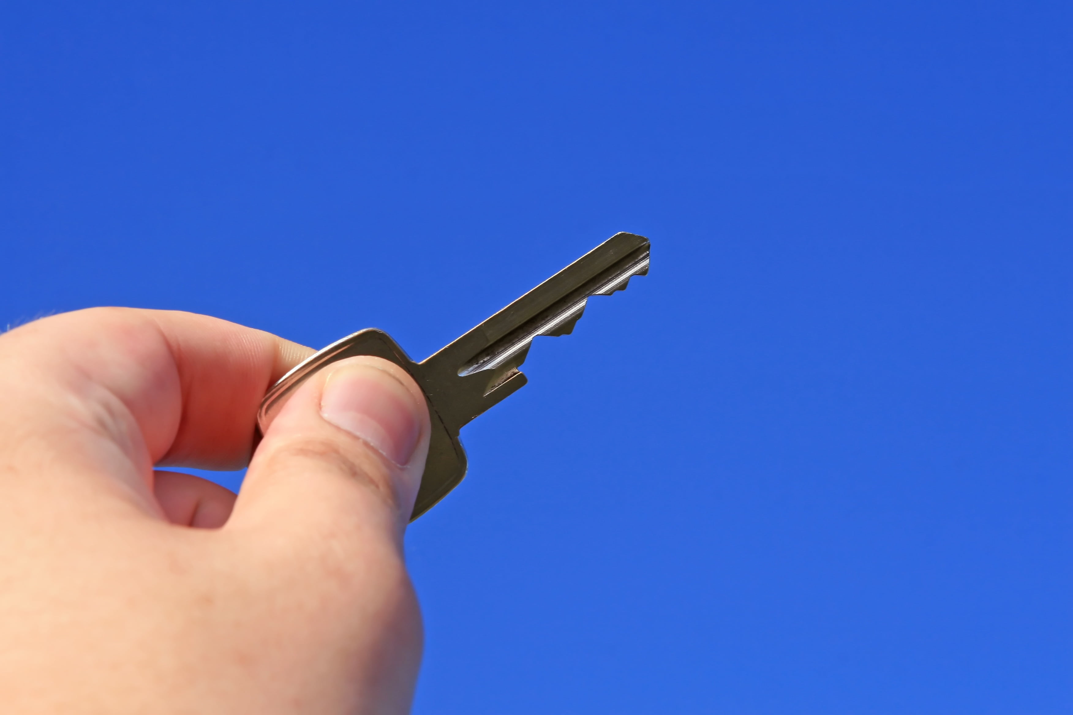 realtor, pen, aiming, clear sky, purchase, security, deal, human body part, thumb, relocate, handgun, seller, real-estate, holding, success, sky, blue background, HD Wallpaper