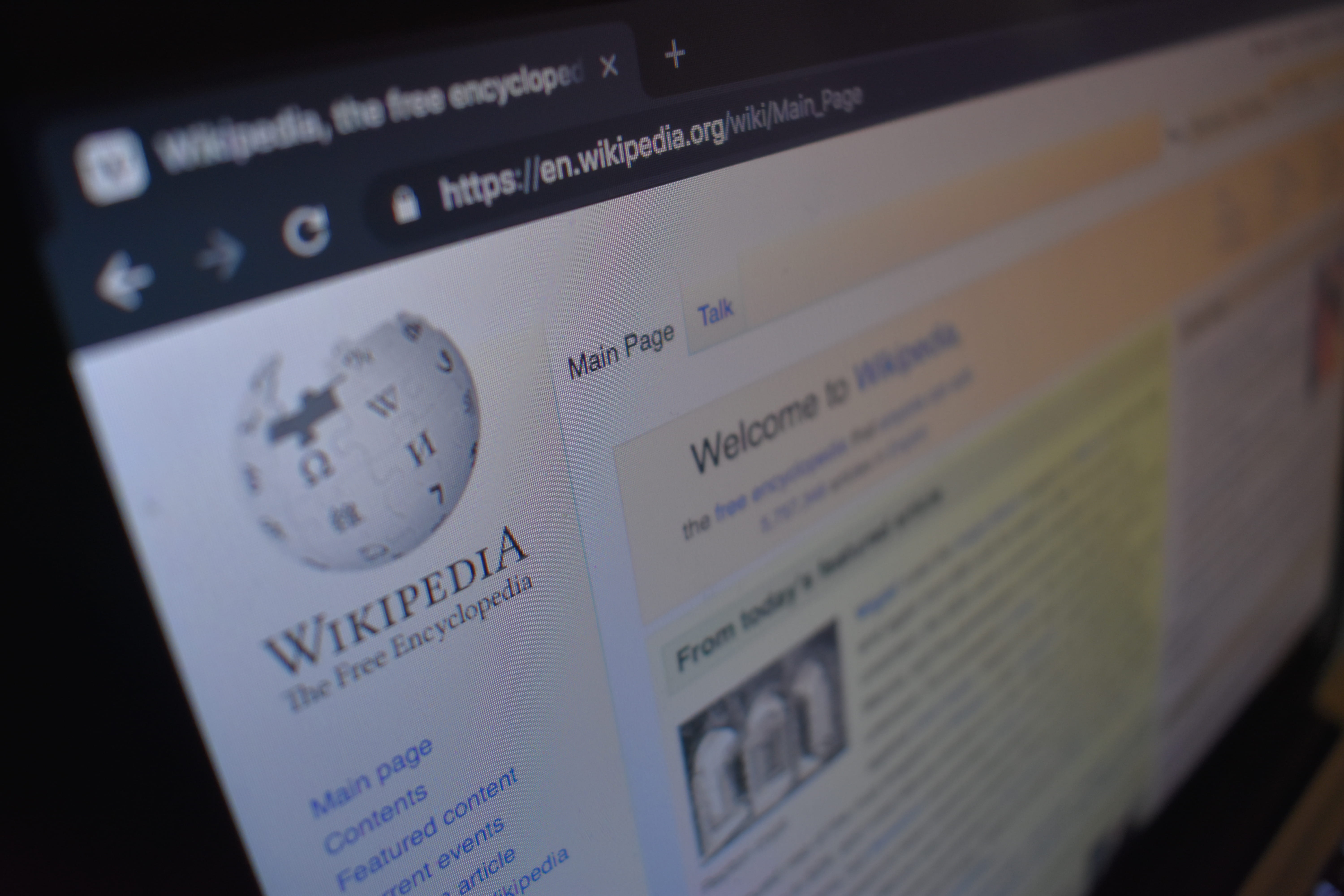 5K, still life, laptop, no people, connection, selective focus, wikipedia homepage, western script, arts culture and entertainment, food and drink, text, HD Wallpaper