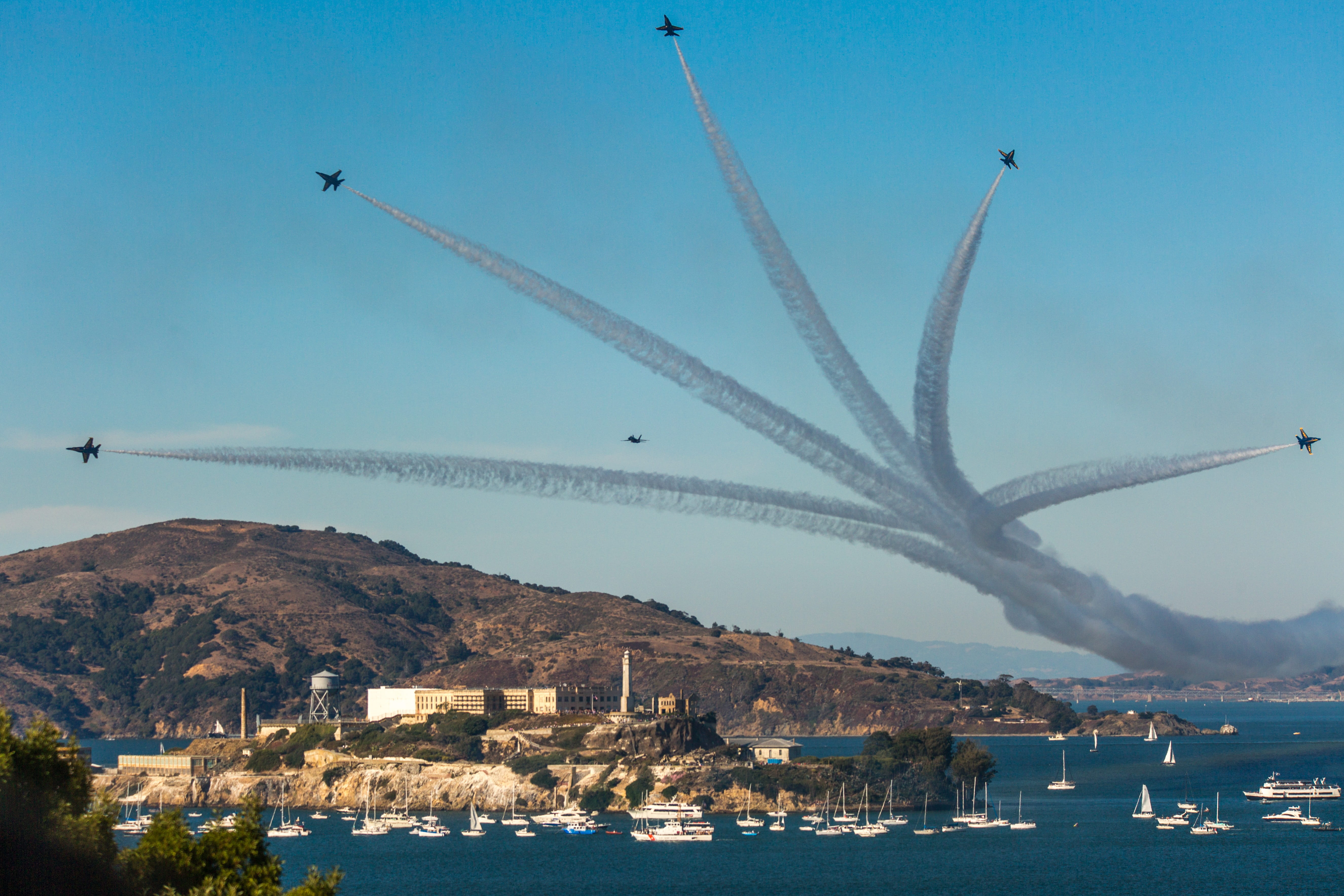 week, airshow, sky, vapor trail, sea, day, coast, fly, tourism, ocean, bay, alcatraz, flight, show, mode of transportation, water, daytime, 5K, california, HD Wallpaper