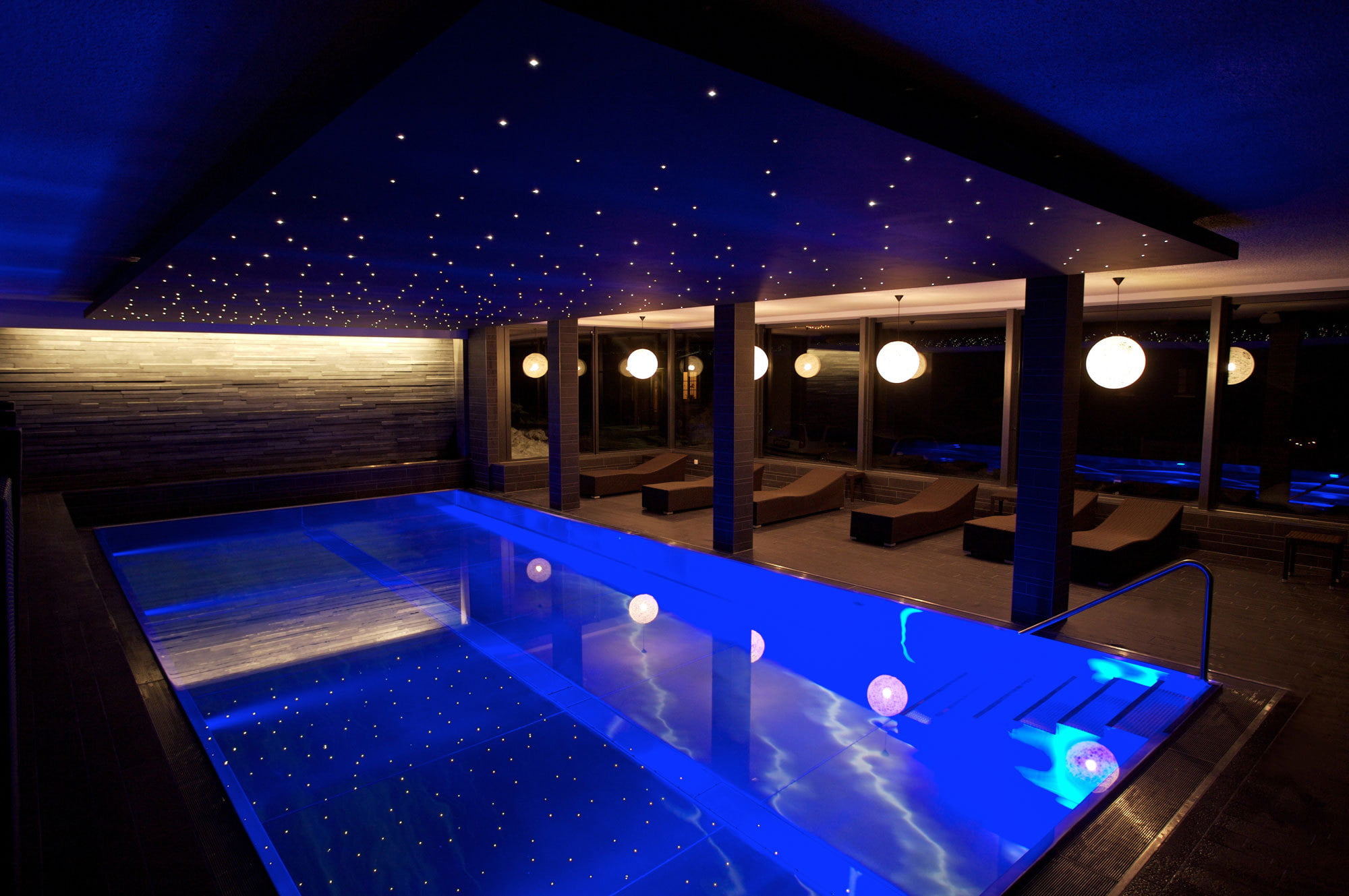 no people, luxury, pool, night, clarification, 1080P, light - natural phenomenon, wealth, lamp., blue, interior, sunbeds, swimming pool, built structure, HD Wallpaper