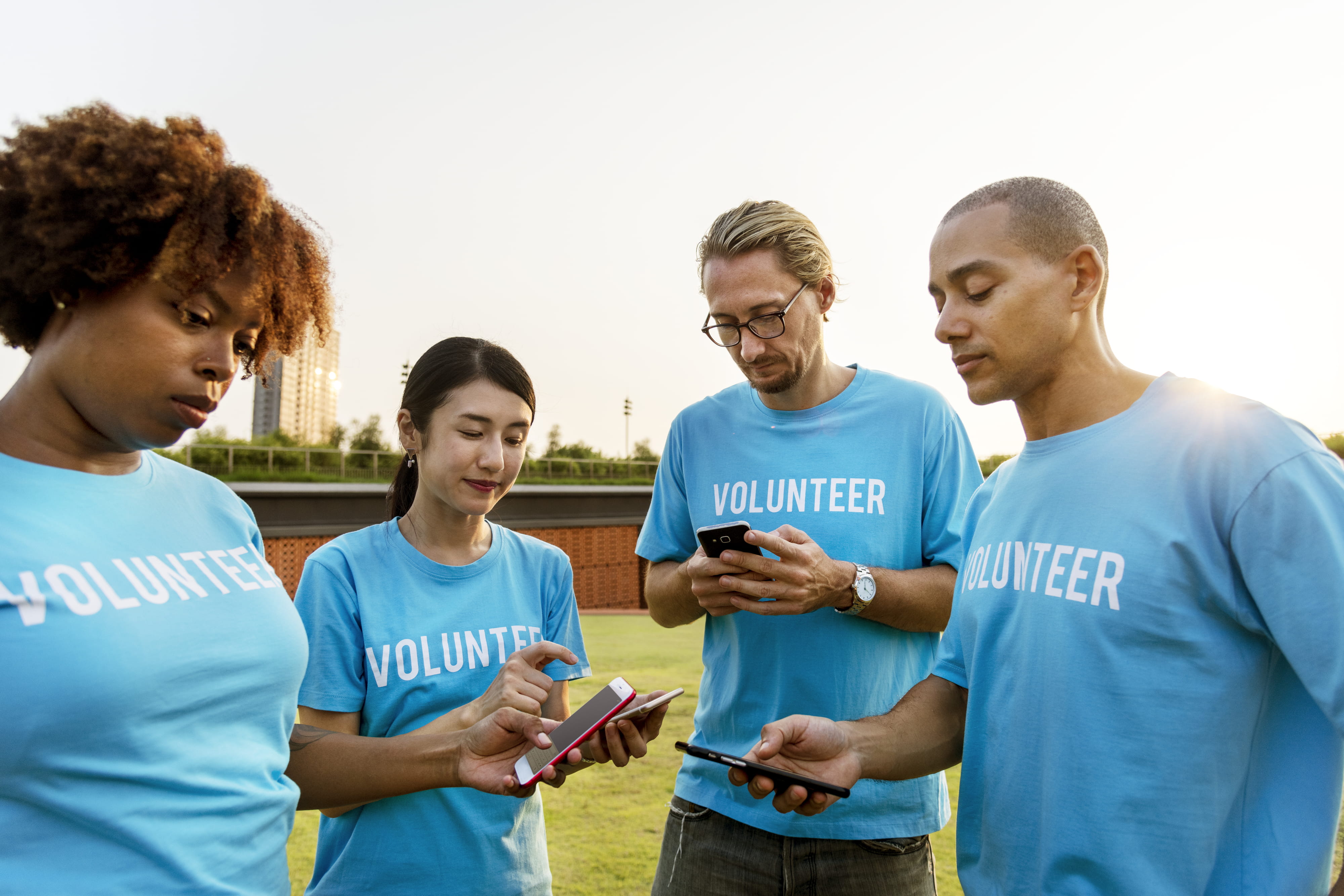 recreation, organization, man, support, group of people, smartphone, staff, togetherness, enjoyment, volunteers, altruism, unity, standing, social network, HD Wallpaper