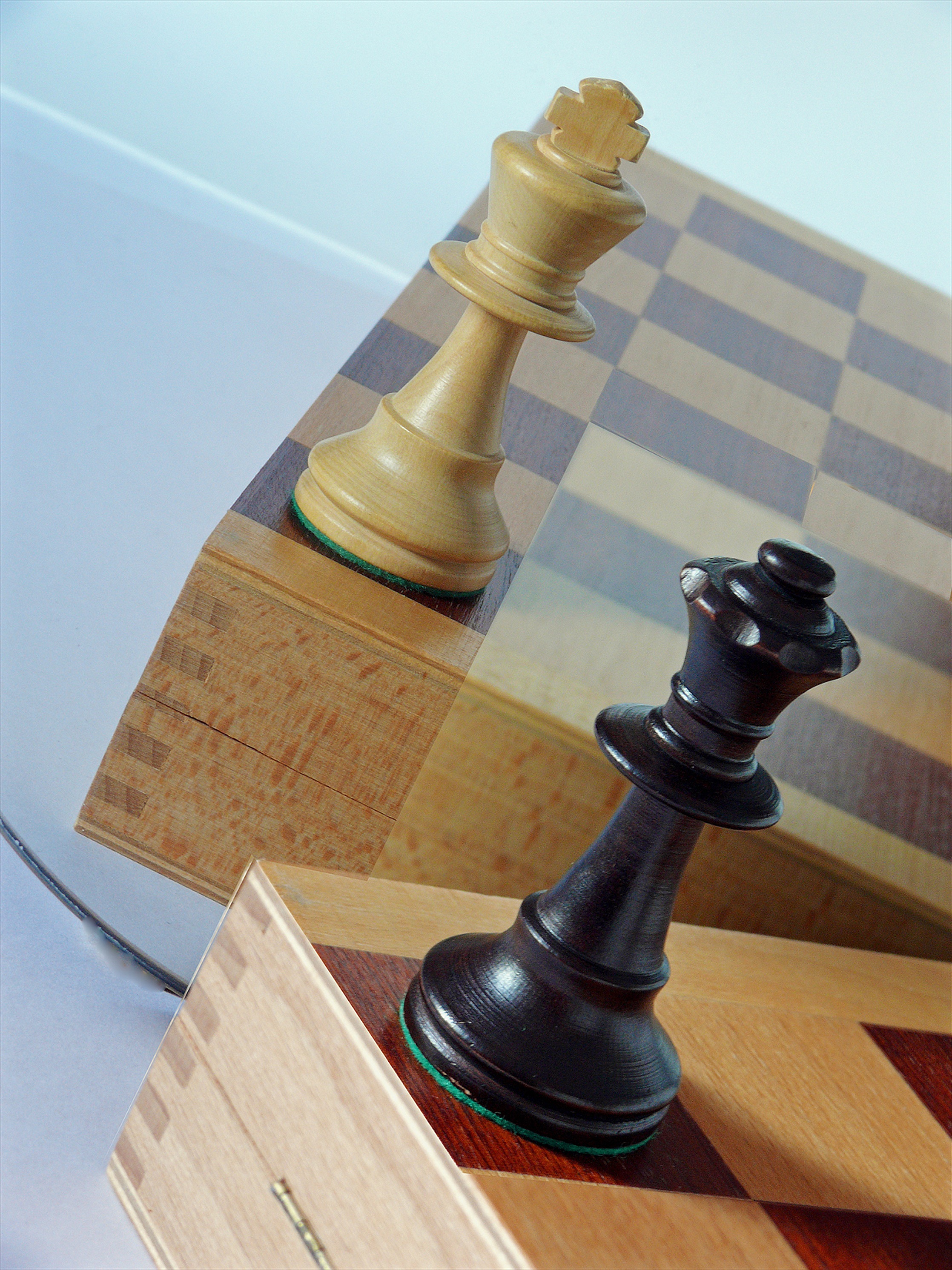 leisure, figures, white, runners, wood - material, arts culture and entertainment, play, leisure games, board game, close-up, king, brown, 2K, light, gavel, Phone HD Wallpaper